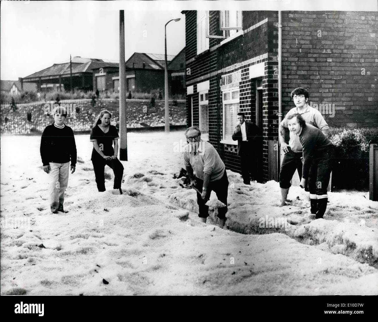 7. Juli 1972 - Heil Fuß tief. Hagelkörner, die Größe der Kugeln, ergossen sich in Nottingham, schwere Überschwemmungen verursacht. Boote zur Rettung von Menschen gefangen in Autos eingesetzt werden mussten. Foto zeigt: - Bewohner die riesigen Hagelkörner, die weniger als drei Fuß tief, in Radford Nottingham waren wegzuräumen. Stockfoto