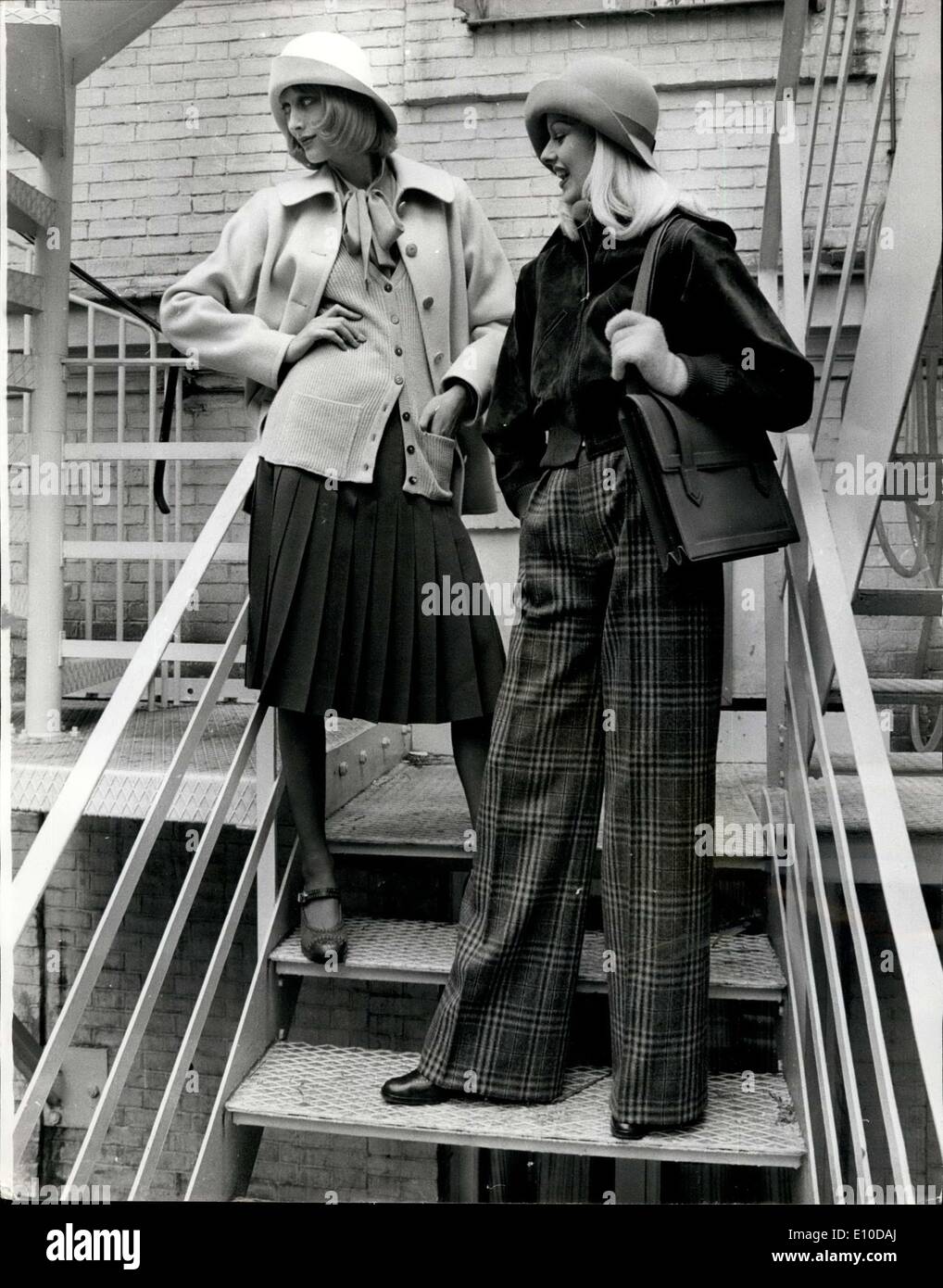 21. April 1972 - Yves St. Laurent Herbst/Winter Kollektion.: Zwei tionen von Yves St. Laurent Herbst/Winter sammeln Stockfoto