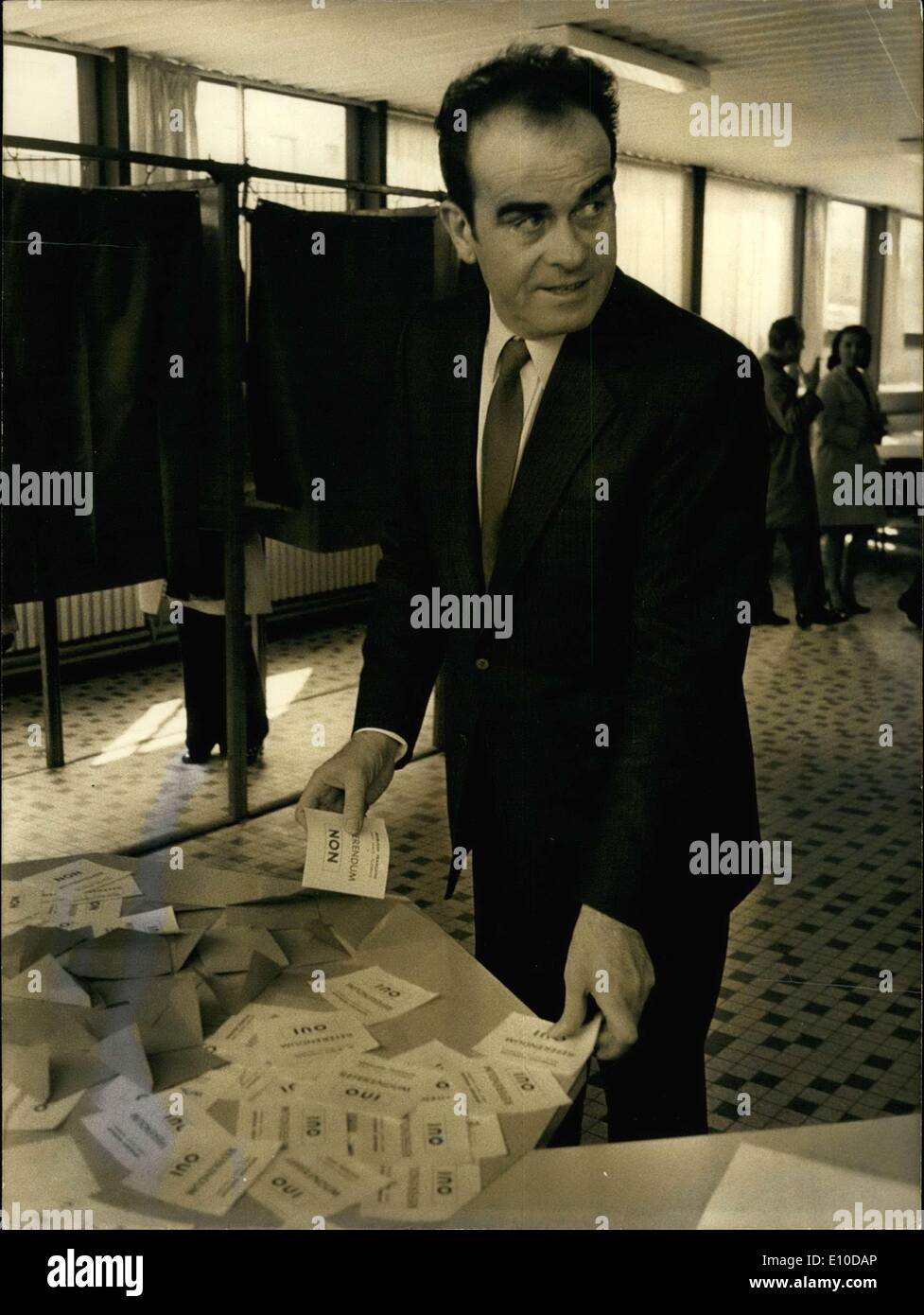 23. April 1972 - auf Sonntag, 23. April 1972, wurden mehr als 20 Millionen Wähler zu den Urnen genannt, um über die Erweiterung Europas zu sprechen. Georges Marchais, Generalsekretär der kommunistischen Partei Frankreichs ist im voting Büro des Champigny-Sur-Marne abgebildet. Stockfoto