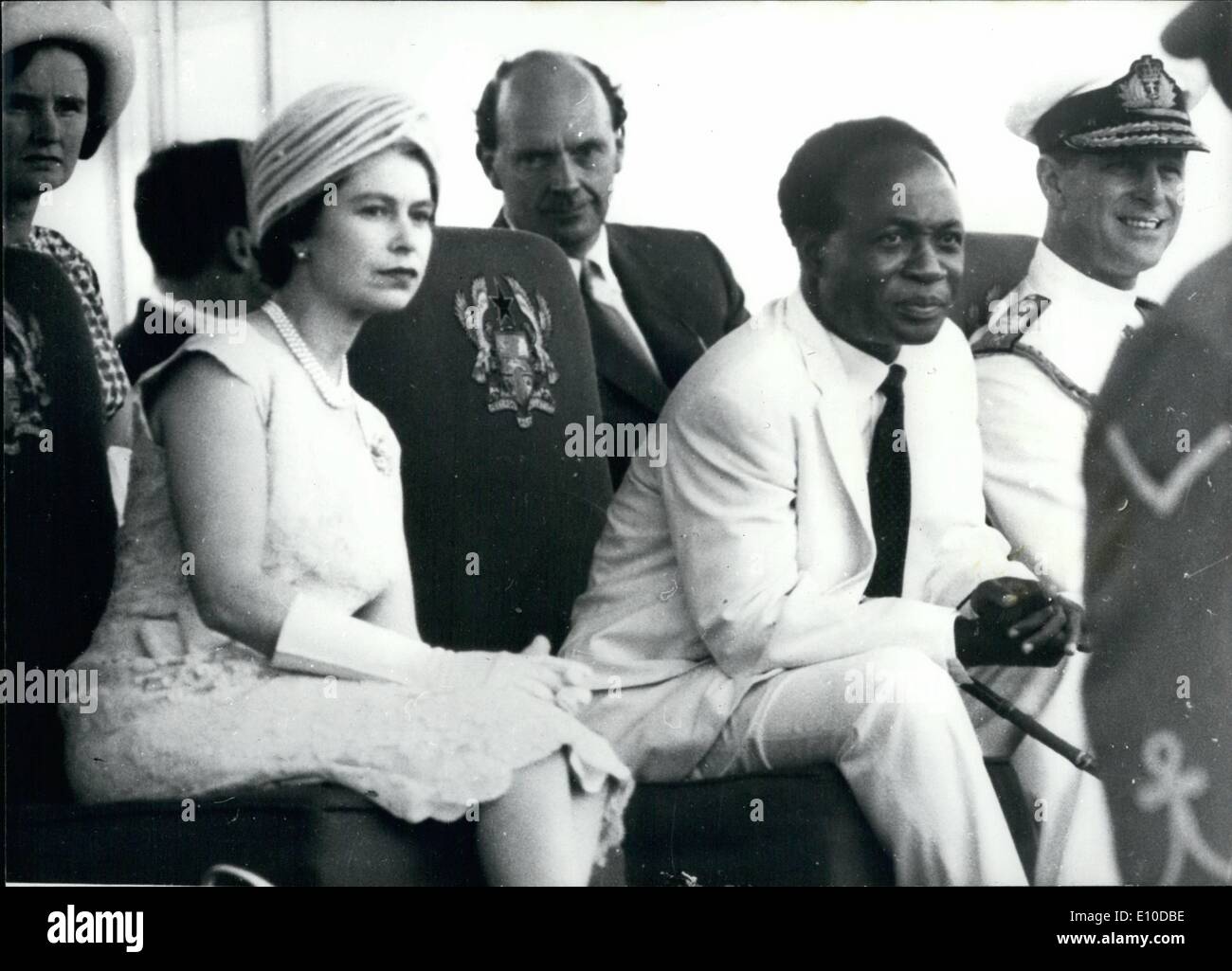 28. April 1972 - 28. April 1972 Tod von Dr. Nkrumah. Ehemaliger Präsident von Ghana, hat Dr. Kwame Nkrumah, der Mann, der Ghana in die Unabhängigkeit geführt, sondern wurde im Jahr 1966 durch einen Militärputsch abgesetzt starb im Exil. Er war 62. Foto zeigt: Dieses Bild von Dr. Kwame Nkrumah, mit HM The Queen und Prinz Philip, gesehen wurde in Accra 1961 während der Tour in Ghana aufgenommen. Stockfoto