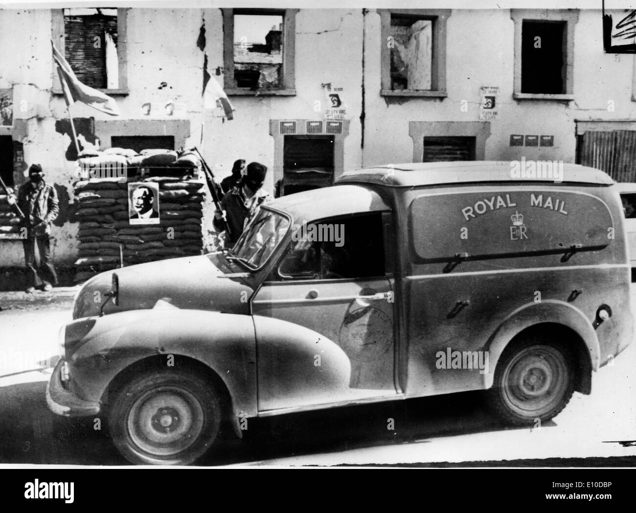 28. April 1972; Londonderry, Irland; Maskierte bewaffnete IRA überprüfen alle PKW und Transporter in Londonderry. (Kredit-Bild: © KEYSTONE Stockfoto