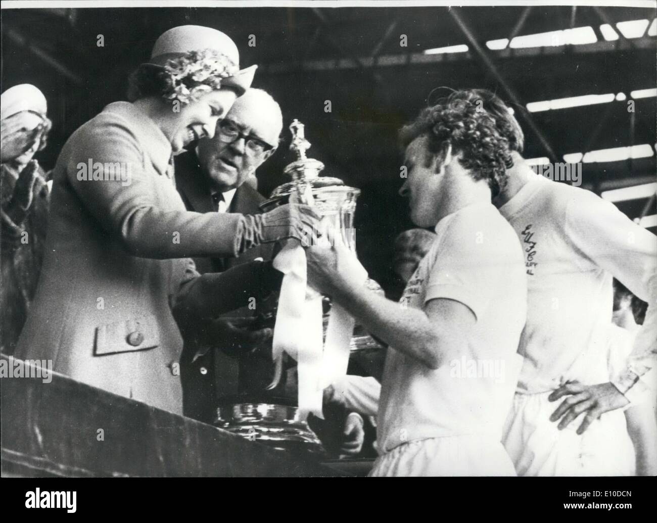 5. Mai 1972 - Leeds United gewinnen The FA Cup für The First Time: Leeds United gewann heute die Football Association Cup zum ersten Mal, wenn sie das Arsenal im Wembley-Stadion heute 1: 0 schlagen. Das Foto zeigt. Queen Elizabeth den FA-Cup Billy Bremner, der Leeds United Kapitän im Wembley-Stadion heute zu präsentieren. Stockfoto