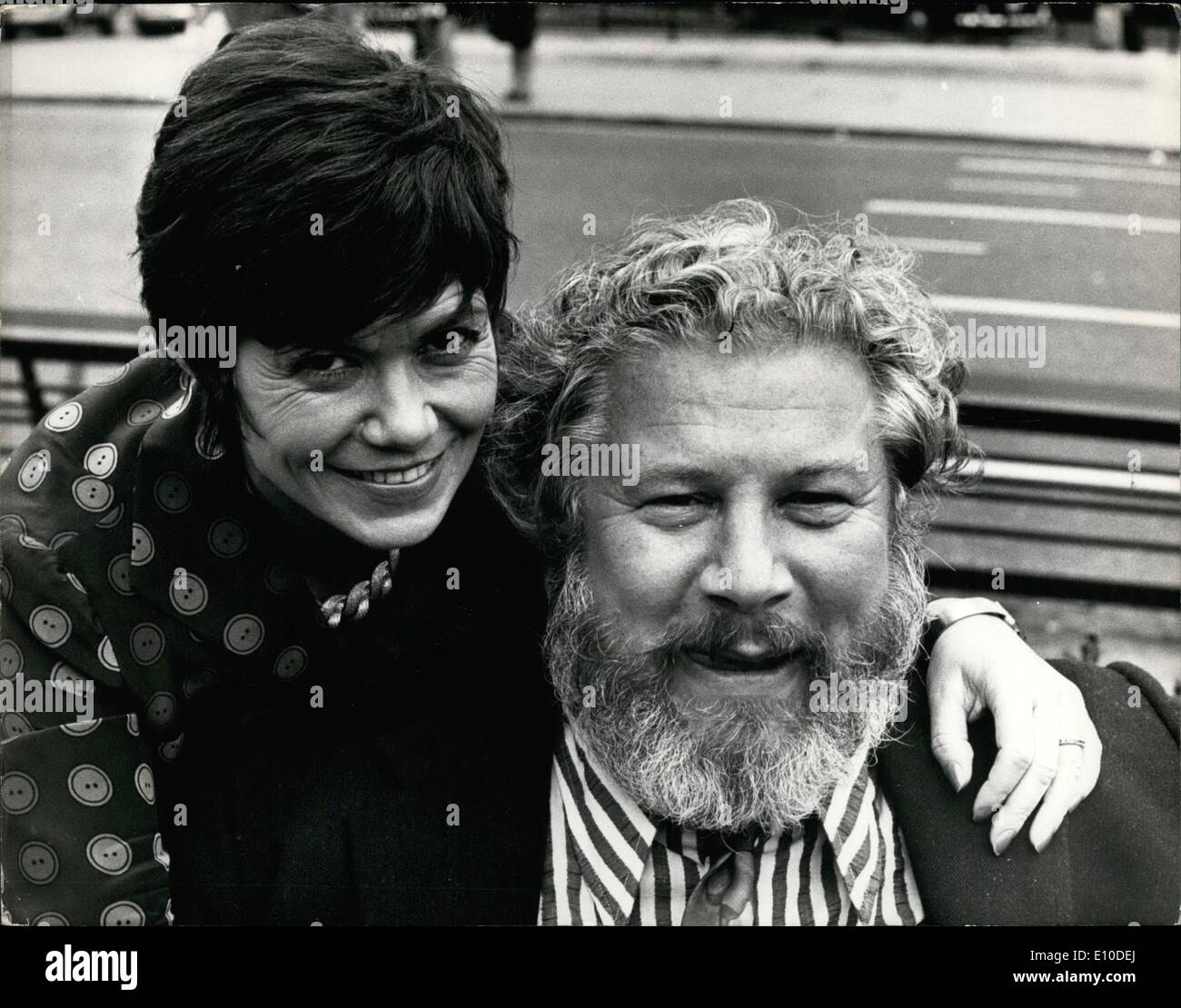 7. Juli 1972 - PETER USTINOV und Frau IN LONDON. Abgebildet in London heute sind Schauspieler Peter Ustinov und seiner neuen Frau, Französisch geboren Helene du Lau d'Allemans, die am 17. Juni im Rathaus in Cagnano, Korsika, in einer privaten Zeremonie durch den Bürgermeister von Cagnano verheiratet waren. Stockfoto