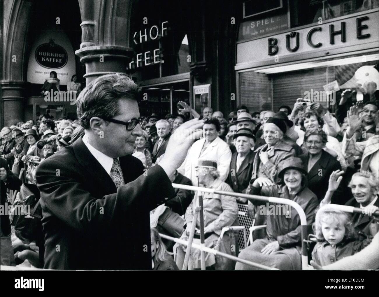 7. Juli 1972 - Münchens Oberbürgermeister trat sein Amt: nach 12 Jahren Amtszeit der Oberbürgermeister der Olympischen Stadt München sagte '' Good Bye "zu den Menschen. Herr Hans-scorpie Vogel zurückgetreten zugunsten seiner Nachfolger Georg Kronawitter. Das Foto zeigt Oberbürgermeister Hans-Jochen Vogel der Abschied für die Menschen in München. Stockfoto
