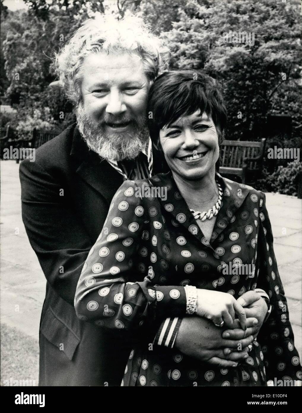 7. Juli 1972 - Peter Ustinov und Frau In London. Fotoshows in London sind heute Schauspieler Peter Ustinov und seiner neuen Frau, Frankreich geborene Helene du Lau d'Allemans, die am 17. Juni im Rathaus am Cagnane, Korsika, in einer privaten Zeremonie durch den Bürgermeister Cagnane verheiratet waren. Stockfoto
