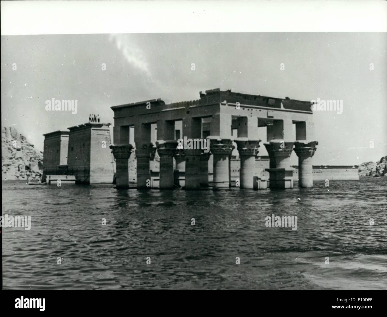 7. Juli 1972 - Tempel zu retten. Arbeiten Sie an der Bergung von den berühmten Philae Tempel in Assuan (Oberägypten). begonnen hat es ist eine gigantische Arbeit ähnlich wie die Bergung des Tempels von Abu Simbel. Gesponsert von der UNESCO, haben zwanzig Staaten beigetragen, bei der Finanzierung der Bergung. Gesamtkosten werden auf 13,5 Millionen Dollar geschätzt, und die Arbeit dauert fünf Jahre in Anspruch. Foto zeigt die Ansicht des Philse Tempels vor der Bergung. Stockfoto