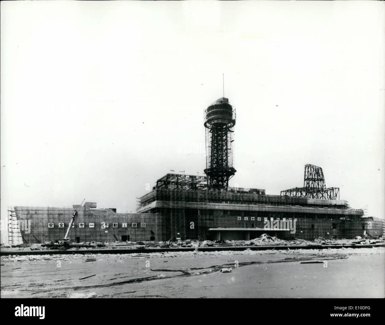 7. Juli 1972 - Schiffsmuseum förmigen Linie '' Q.E.2'': A Maritime Science Museum in der Form des Liners '' Königin Elizabeth II'', entsteht auf neu gewonnenem Land in der Koto Ward von Tokio, Japan Maritime Science Promotion Foundation an einer Küste Y3, 300 Millionen (ca. £ 4 Millionen). Das Schiff-wie Gebäude, 21-0 m lang, 26, ist breit und 70 Meter hoch (an die Spitze des Mastes) vergleichbar mit 60.000 Tonnen-Liner "Queen Elizabeth II'' Stockfoto 7. Juli 1972 - Schiffsmuseum förmigen Linie '' Q.E.2'': A Maritime Science Museum in der Form des Liners '' Königin Elizabeth II'', entsteht auf neu gewonnenem Land in der Koto Ward von Tokio, Japan Maritime Science Promotion Foundation an einer Küste Y3, 300 Millionen (ca. £ 4 Millionen). Das Schiff-wie Gebäude, 21-0 m lang, 26, ist breit und 70 Meter hoch (an die Spitze des Mastes) vergleichbar mit 60.000 Tonnen-Liner "Queen Elizabeth II'' Stockfoto
