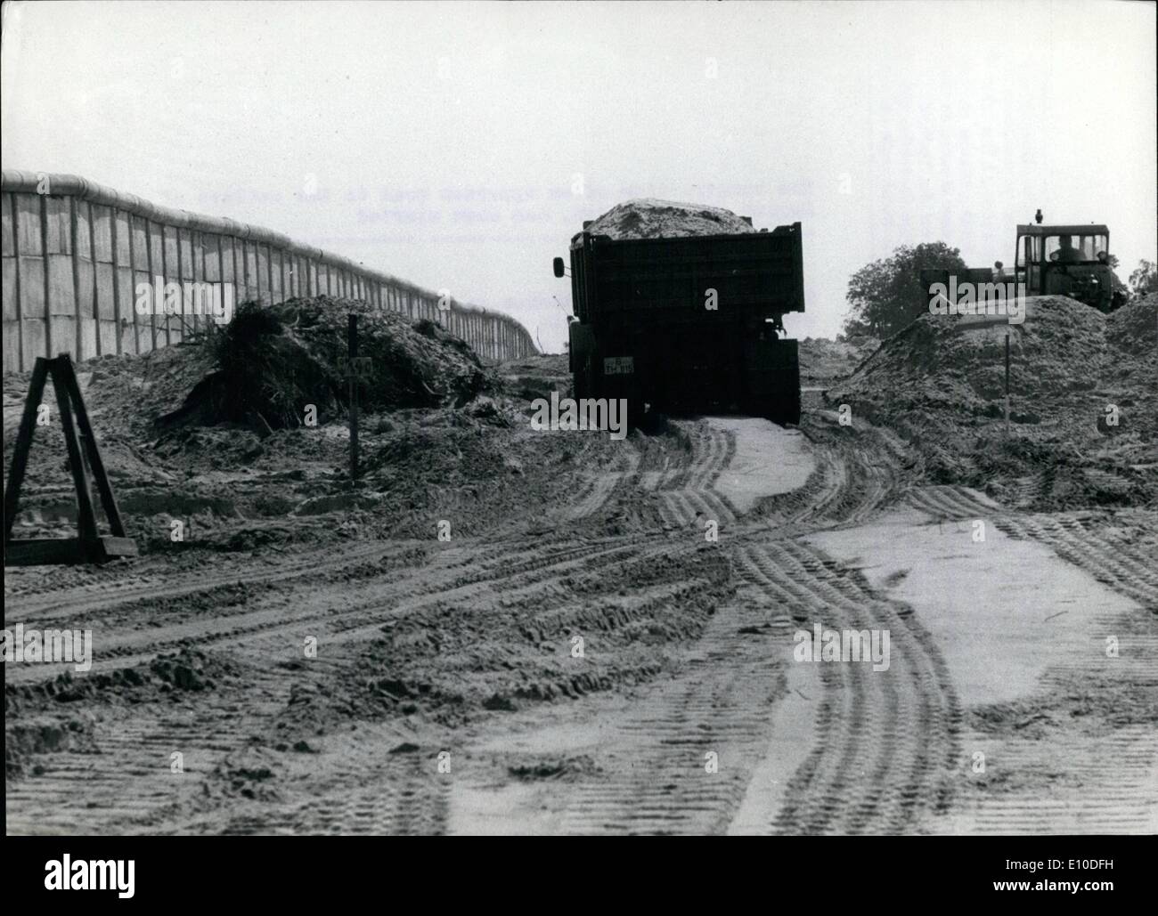 7. Juli 1972 - der Bau der An Ansatz Road, The Exklave Berlin, Steinstloken, gestartet wurde: Das Volk der Steinstloken Exklave Berlin, müssen weiterhin mit der '' Wand '' Leben, aber zumindest eine 20 m breite Zufahrt wird zwischen West-Berlin und der DDR, die durch den Austausch des Territoriums ist gebaut werden. Bis jetzt konnte das Gebiet nur durch eine kleine Straße erreicht werden, die noch in Gebrauch sein wird, bis der neue Ansatz bereit ist. Stockfoto