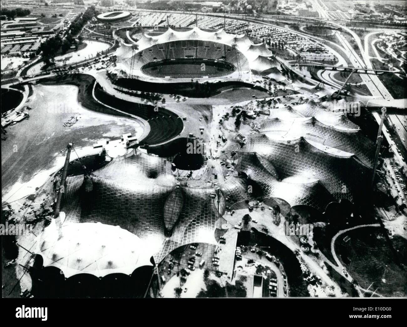 7. Juli 1972 - München Olympischen Stätten ist das Acrylglas-Dach des Olympiastadions, die Sporthalle und das Schwimmstadion (im Vordergrund) erstreckt sich über 800.000 qm Fläche. Das Radfahren Stadion ist hinten auf der linken Seite sichtbar. Stockfoto