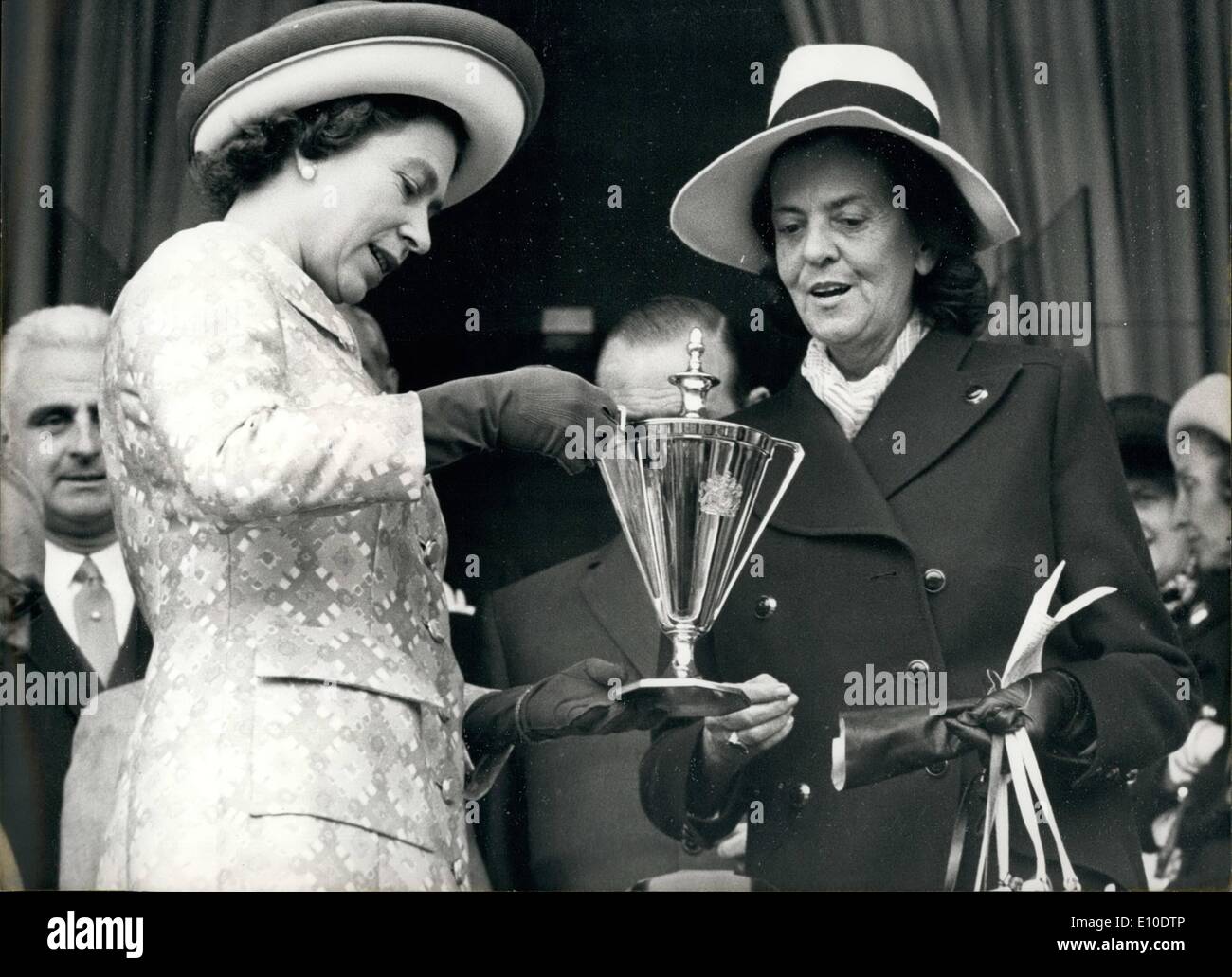 5. Mai 1972 - ist die gewinnende Pferdebesitzer Gräfin Batthyany. Queen Elizabeth besuchte vier Lonchamp Rennen, ihr Onkel Herzog von Windsor zu besuchen. '' Pippi Longstockings'' reitet ein Nilpferd - Inger Nilsson. Stockfoto