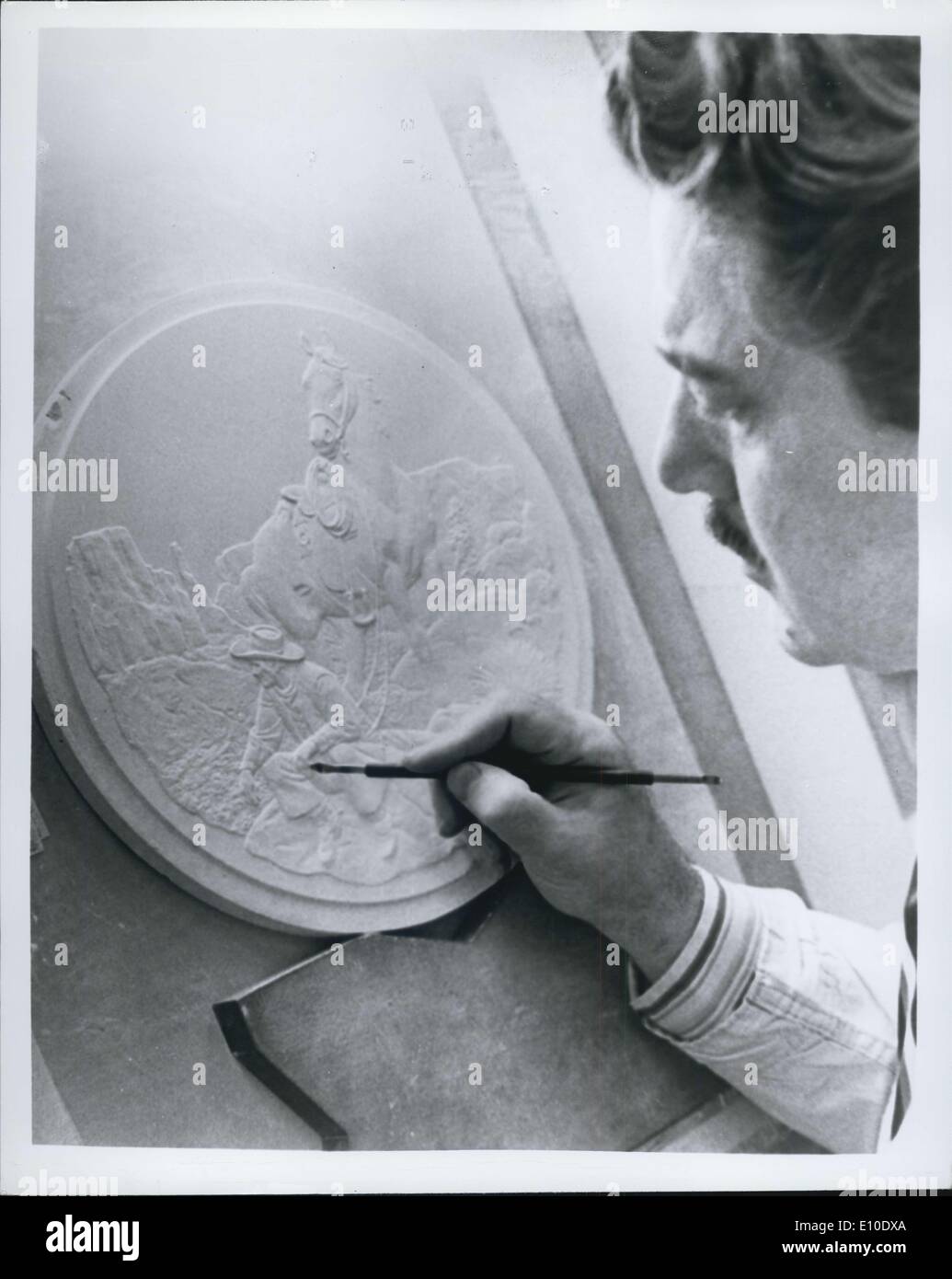 17. Juli 1972 - Franklin Center, PA.: Erwähnt westlichen Künstler Richard Baldwin auf seine Skulptur zum ersten in einer vier Bus Relief Sammler Platten mit Szenen aus The American West arbeitet. Platten werden erste 22 Karat Goldplatten von The Franklin Mint herausgegeben. Stockfoto