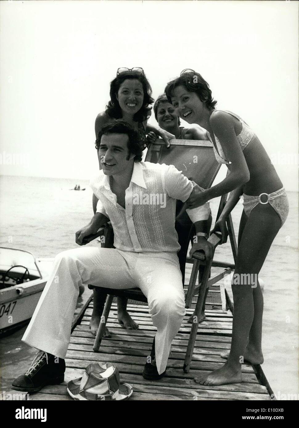 17. Juli 1972 - wählte israelische Avi Toledano Frankreich, sein Glück am Singen versuchen. Bevor going up in Paris, war er ein paar Tage an der französischen Riviera. Er hatte kein Problem, Bewunderer. Stockfoto