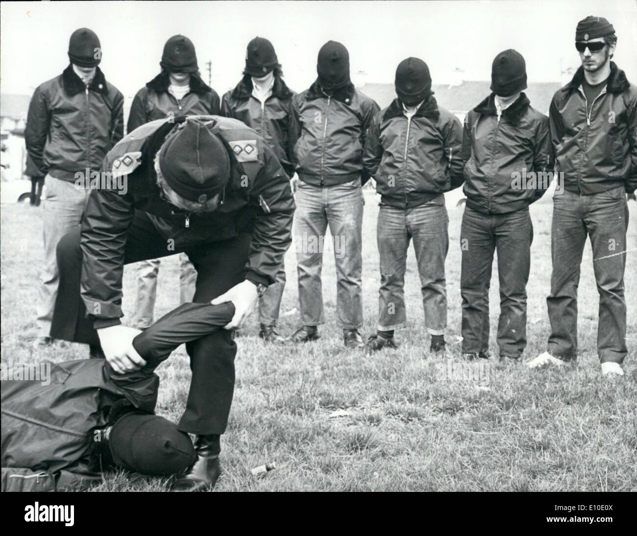 8. August 1972 - Mitglieder der Ulster Defence Association, Ausbildung in un-bewaffneter Kampf.: Truppen und Ulster Defence Association Männer, die auf die Barrikaden im protestantischen No-Go-Bereich des L'derrearly am Montagmorgen nach die Armee in die No-Go-Bereiche der Bogside und Creggan bewegt. Stockfoto