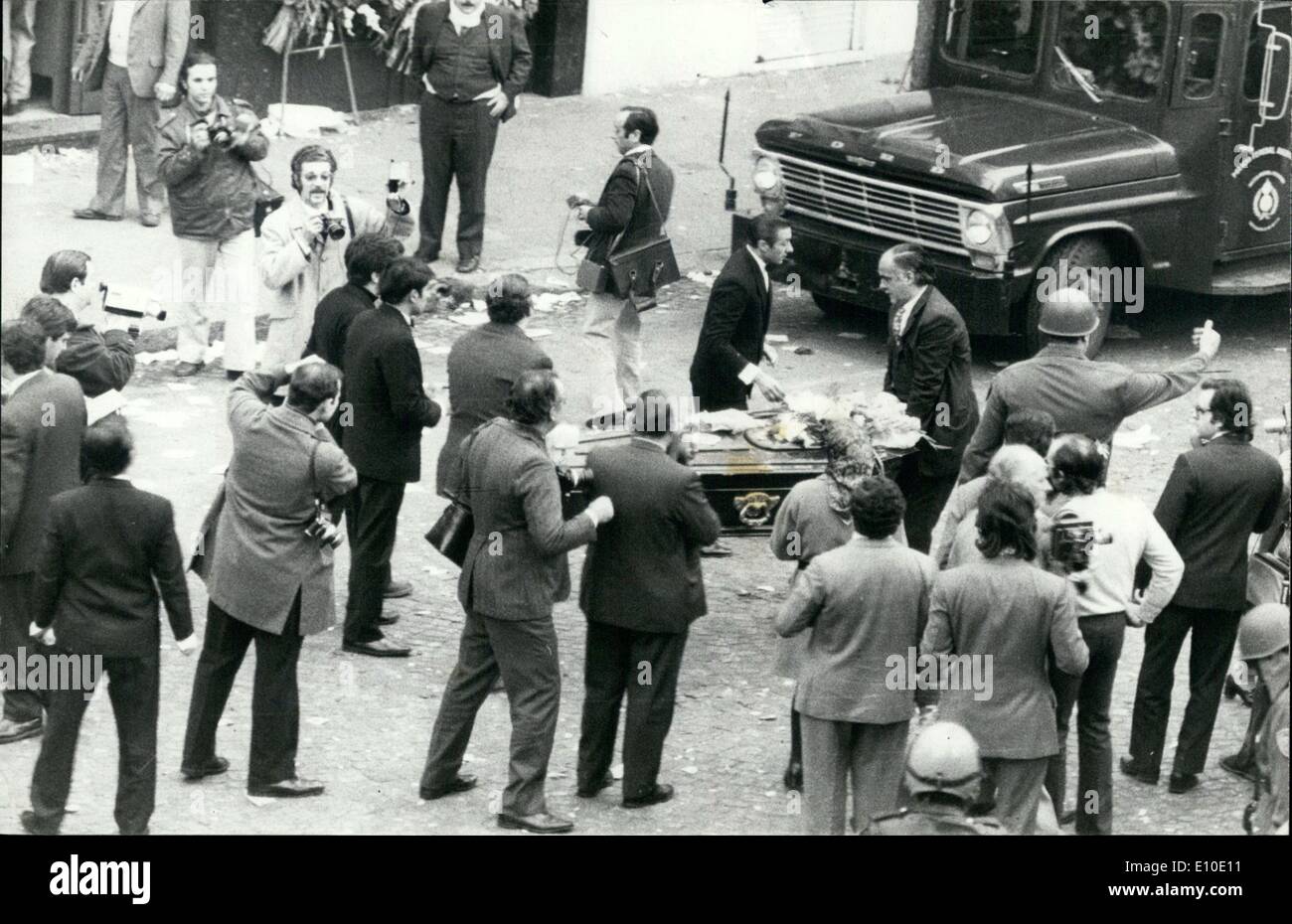 8. August 1972 - Benos Aires: Särge der Extremisten erschossen, als Versuch der Flucht aus dem Gefängnis sind von der Polizei beschlagnahmt wird und Ishen von Perouist auf den Friedhof nach Teargassing Squatizers Hauptquartier Stockfoto