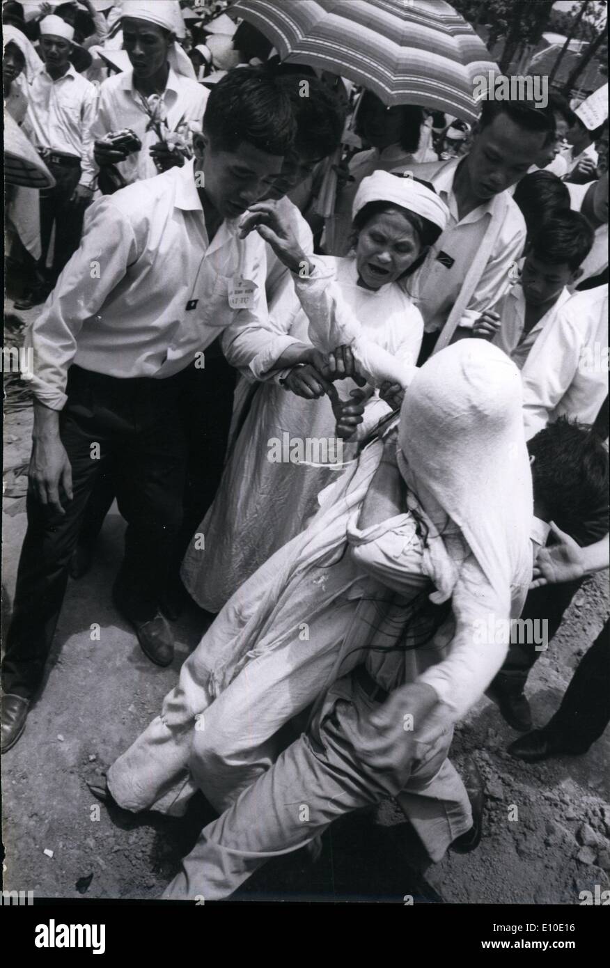 8. August 1972 - Beerdigung der katholischen Aufstand Opfer in Saigon: Some 50.000 Katholiken marschierten hinter die Särge von sechs Riot-Tote in Saigon, die an einer regierungsfreundlichen Demonstration getötet wurden. Zwei der Opfer waren Frauen. Die Katholiken vertreten rund 10 Prozent der Bevölkerung sagen, dass sie von der buddhistischen Mehrheit unterdrückt werden. Die bizarre Beerdigung eine Mischung aus katholischen und orientalische Zeremoniell, die Wunde durch die Straßen von Saigon zum Dat Thanh Friedhof Stockfoto