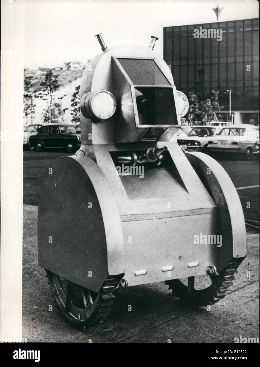 5. Mai 1972 - eine japanische Feuerwehr-Roboter; Die Yokohama-Feuerwehr entwickelten '' Roboter Feuerwehrmann '' die können sogar '' hochgehen Treppe '' und wird betrieben von Funk-Fernbedienung. Der Roboter kostet 7 Millionen Yen (8.700) zu konstruieren, wiegt 600 kg. ist 180 cm hoch und 15 km/h 400/j bewegen kann. Stockfoto
