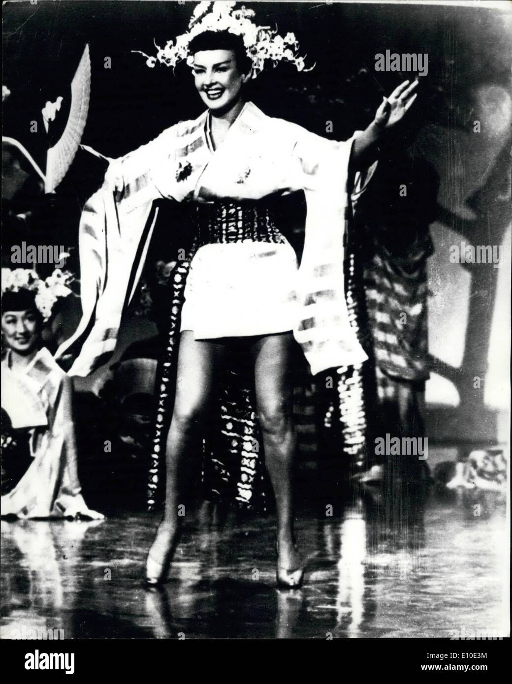 5. Mai 1972 - Betty Grable '' ernsthaft krank '': Betty Grable, bemerkte die Hollywood-Star der 40er Jahre für ihre wohlgeformten Beine, schwer krank, australische Theaterproduzenten Michael Edgley in Melbourne heute gesagt wird. H hatte, dass die Krankheit nach ihrem Arzt war eine Frage von einem Leben und Tod, zwang sie, einen geplanten australischen Besuch in No No Nanette erscheinen zu stornieren. Betty ist 55. Herr Edgley sagte, dass ihr jetzt amerikanische Tänzerin Cyd Charisse Rolle spielen würde. Foto zeigt Betty Grable als Geisha Girl in dem Film '' Call Me Mister''--im Jahr 1951. Stockfoto