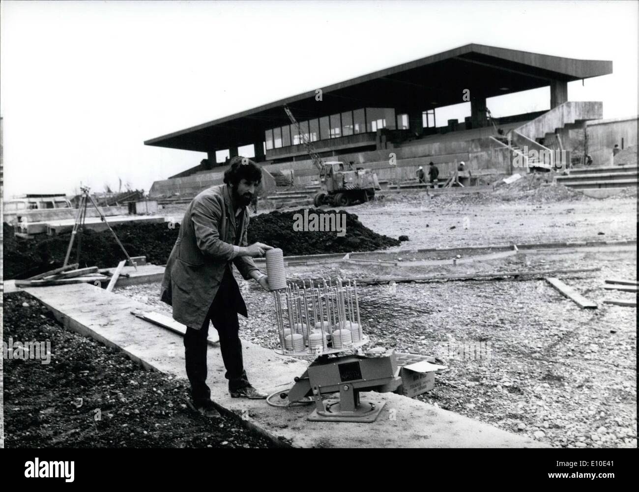 5. Mai 1972 - Schießstand auf Münchens Olympia-Boden ist fast fertig: rund 80.000 Triebe werden mit Beginn der Olympischen Spiele 600 Sportschützen entlassen werden. Mit Klein-Kaliber und Freepistols und schnell-Feuer-Pistolen schießen die Wll aus einer fernen 25,5 und 300 Meter. Nur 7 Kilometer nördlich von Olympia ist Boden '' Oberwiesenfeld'' ein 175 Meter lange Schießstand mit 40 steht für Klein-Kaliber und freie Pistole (50 m-Distanz) eine Pistole Halle mit acht steht für rapid-fire-Pistolen (25 m) und zwei für Dreharbeiten laufen Boes (50 m) Stockfoto