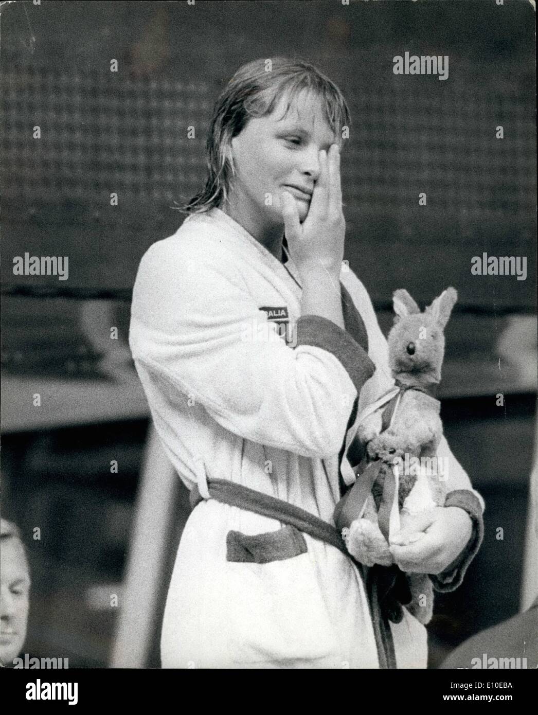 8. August 1972 - Olympische Spiele In München. Gold für Shane Gould. Foto zeigt:-Shane Gould Australiens, auf dem Podium nach dem Gewinn der Frauen 200 M. einzelnen Medley Finale bei den Olympischen Spielen in München. Stockfoto