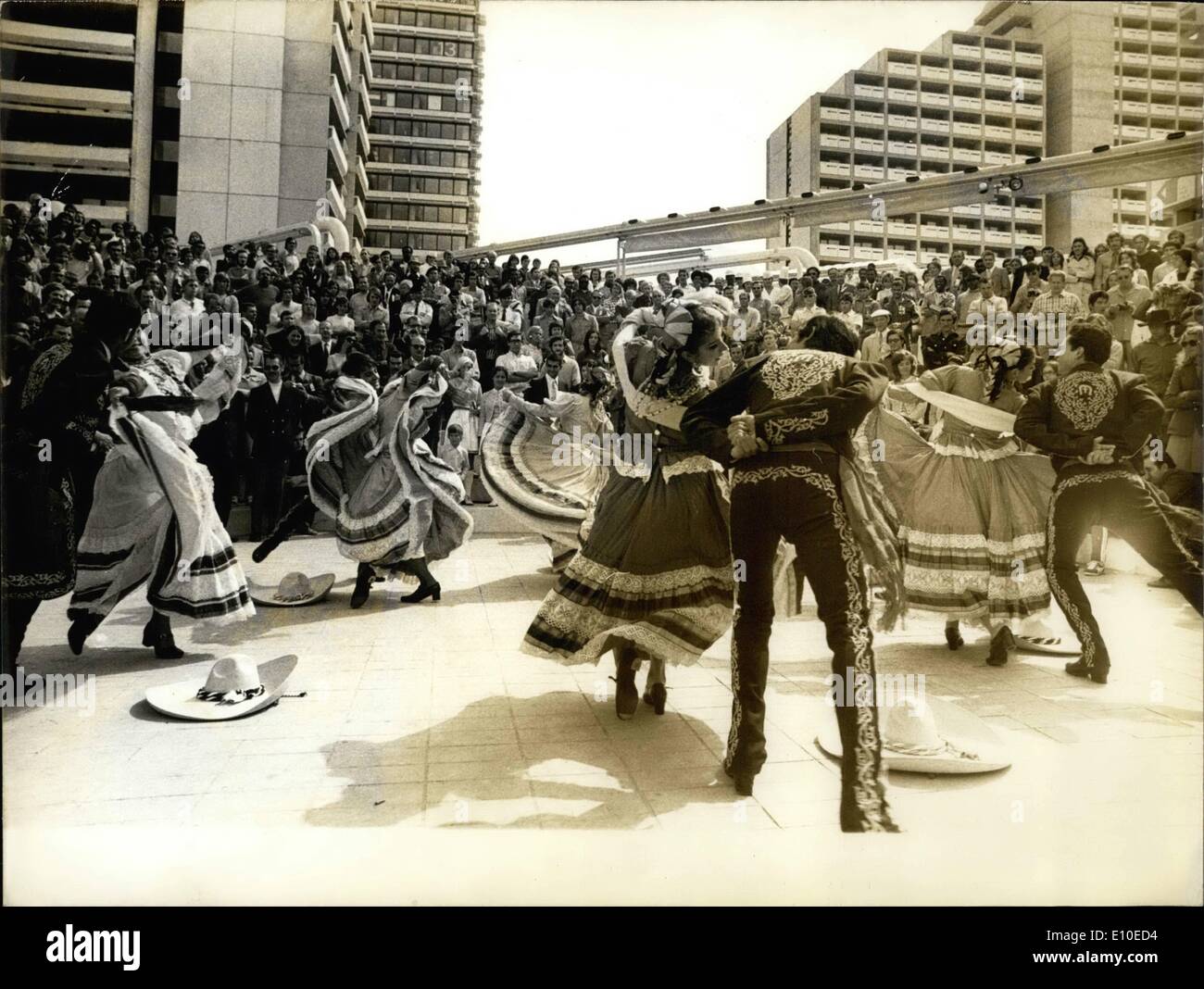 8. August 1972 - Olympischen Spiele in München, morgen zu öffnen: Foto zeigt eine Gruppe von mexikanischen Tänzerinnen im Olympischen Dorf vor einer Menge von Zuschauern. Stockfoto