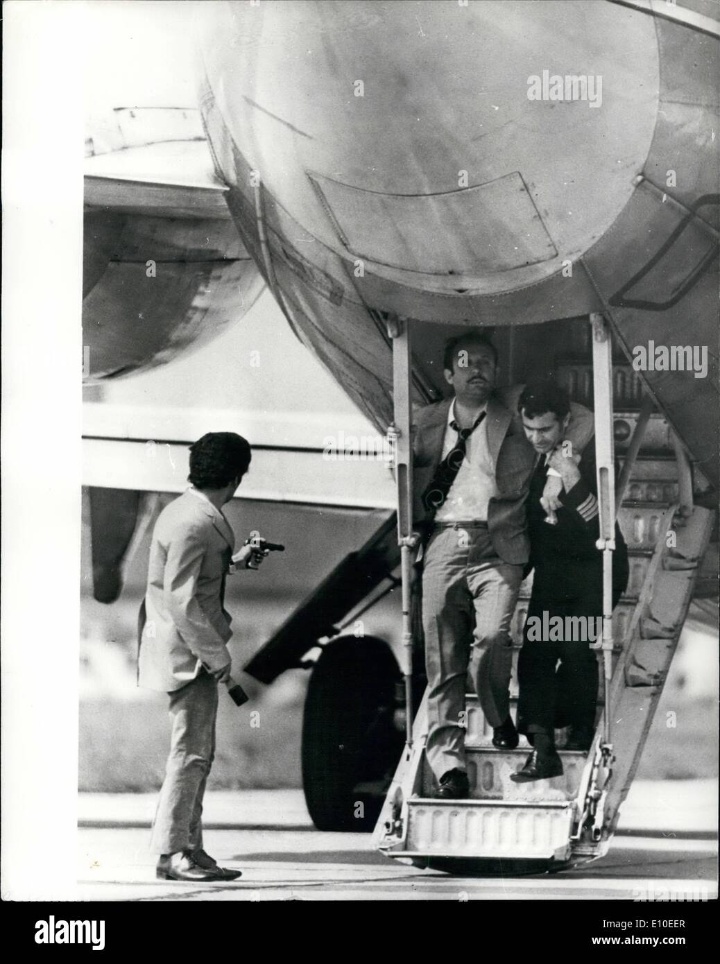 5. Mai 1972 - Flugzeug-Hijacker Kapitulation: Vier Entführer türkischer Staatsangehörigkeit aufgegeben letzte Woche nach Beschlagnahme ein türkischen DC-9-Verkehrsflugzeug mit mehr als 60 Menschen an Bord zwischen Ankara und Istanbul und zwangen ihn, nach Sofia, Bulgarien zu fliegen. Sie drohten, das Flugzeug in die Luft sprengen und die Passagiere wenn die türkische Regierung sechs Guerilla nicht frei unter Todesstrafe. Die Passagiere 28 Stunden - statt, aber die türkische Regierung weigerte sich die verurteilten. Es stimmte jedoch nach Bulgarien, die Gewährung von politischem Asyl die Entführer Stockfoto