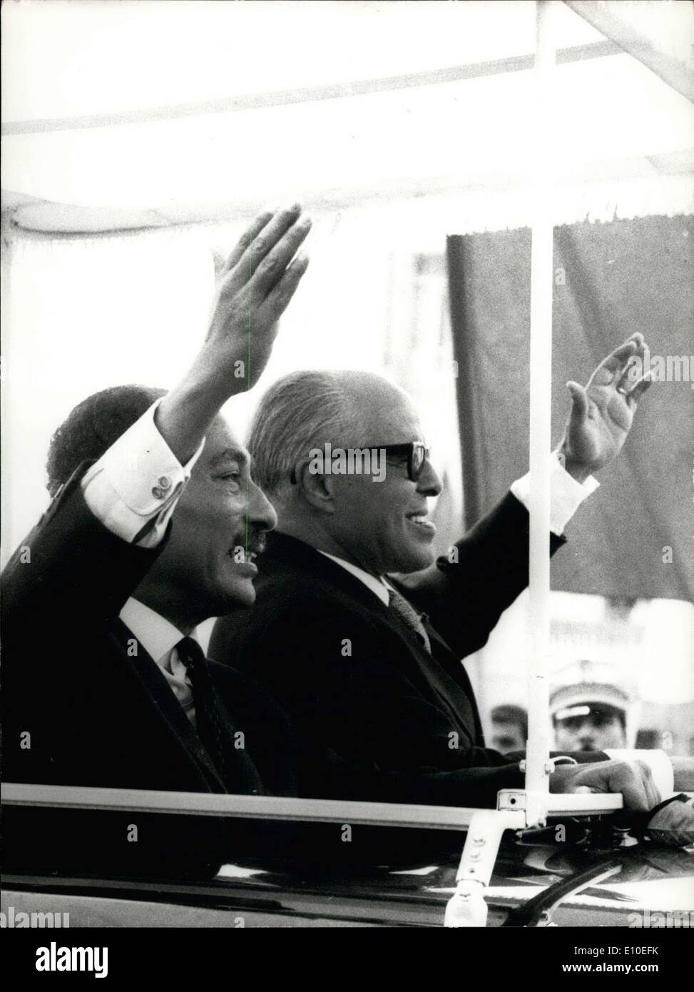 8. Mai 1972 - nach seinem Besuch in Algerien, der ägyptische Präsident Anwar Sadate (links) in Tunis angekommen wo er vom Präsidenten Bourguiba empfangen wurde. Stockfoto