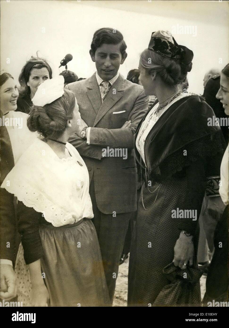 18. Mai 1972 - hat Prinz Charles seinen Militärdienst an Bord der Norfolk abgeschlossen, die derzeit im Hafen von Toulon verankert ist. Er traf sich mit seinen Eltern in Avignon. Hier, bei einem Besuch der Region der Provence, flirtet Prinz Charles mit zwei jungen Frauen von Arles Stockfoto