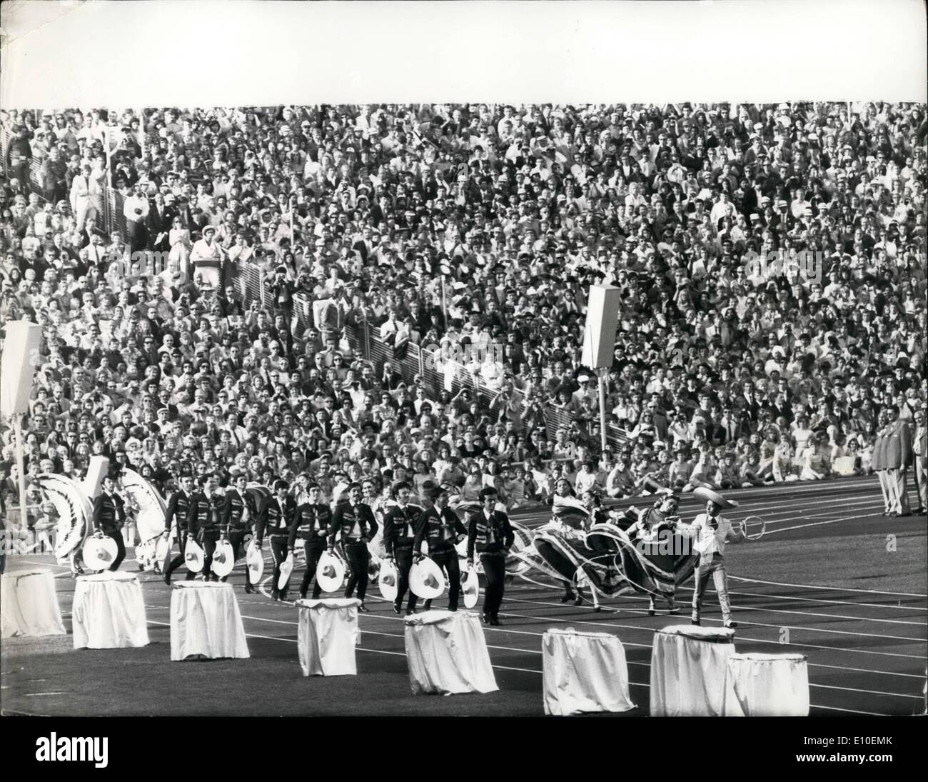 8. August 1972 - Öffnung Zeremonie von THE des 20. Olympischen Spiele IN München PARADE von TEAM IN THE Olympiastadion: Foto zeigt die bunten Szene als Mitglieder des mexikanischen Teams und Tänzer geben Sie das Stadion während der Eröffnungsfeier im Olympiastadion München. Stockfoto