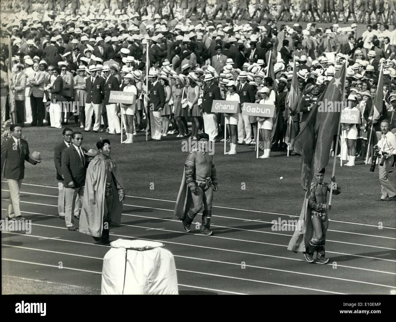 8. August 1972 - Olympische Spiele in München eröffnet: Foto zeigt mongolische Team Pflege der nationalen Flagge, die Parade auf dem Olympischen Stadion während der Eröffnungsfeier. Stockfoto