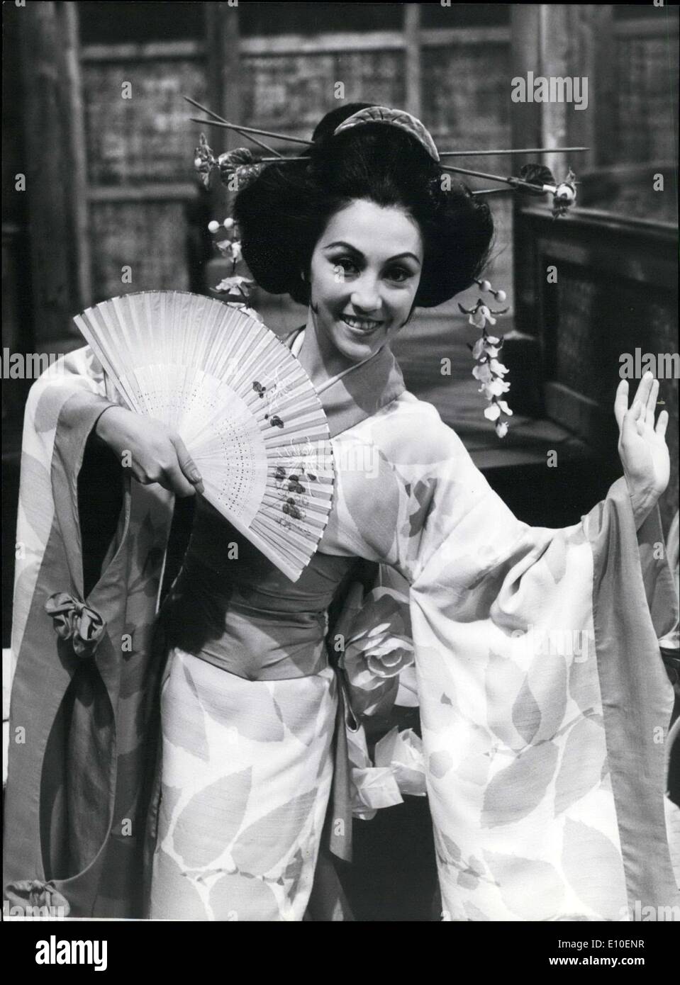 11. August 1972 - befindet sich eine Tänzerin eines ZDF-Balletts, die Prinz in '' The Geisha,'' zum letzten Mal vor der Kamera. '' Wie Winkel ich mir einen Prinzen?''... geht nicht mehr für die anmutige Tänzerin Chesternina Sim-Zecha. Jetzt hat sie ihn... und er wartet nur auf sie, damit sie nach Hause zurückkehren können, '' in sein Reich." Die gemischt, Niederländisch-Chinesisch 25 Jahr alt in Indonesien geboren und aufgewachsen in England und Holland, ist als Solist in der Staatsoper Stuttgart und Mitglied im ZDF-Ballett; schon bald wird sie heiraten, den Bruder des Königs von Malaysia, Tunku Abdul Rahman Stockfoto