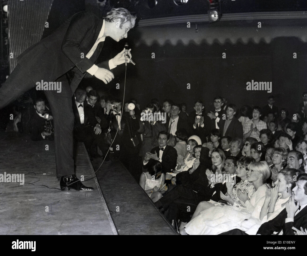 13. August 1972 - Paris, Frankreich - JOHNNY HALLYDAY auf Bühne Sining an seine Frau SYLVIE VARTAN in der Front row während eines seiner Performance im Olympia Theatre. Genaues Datum unbekannt. Stockfoto