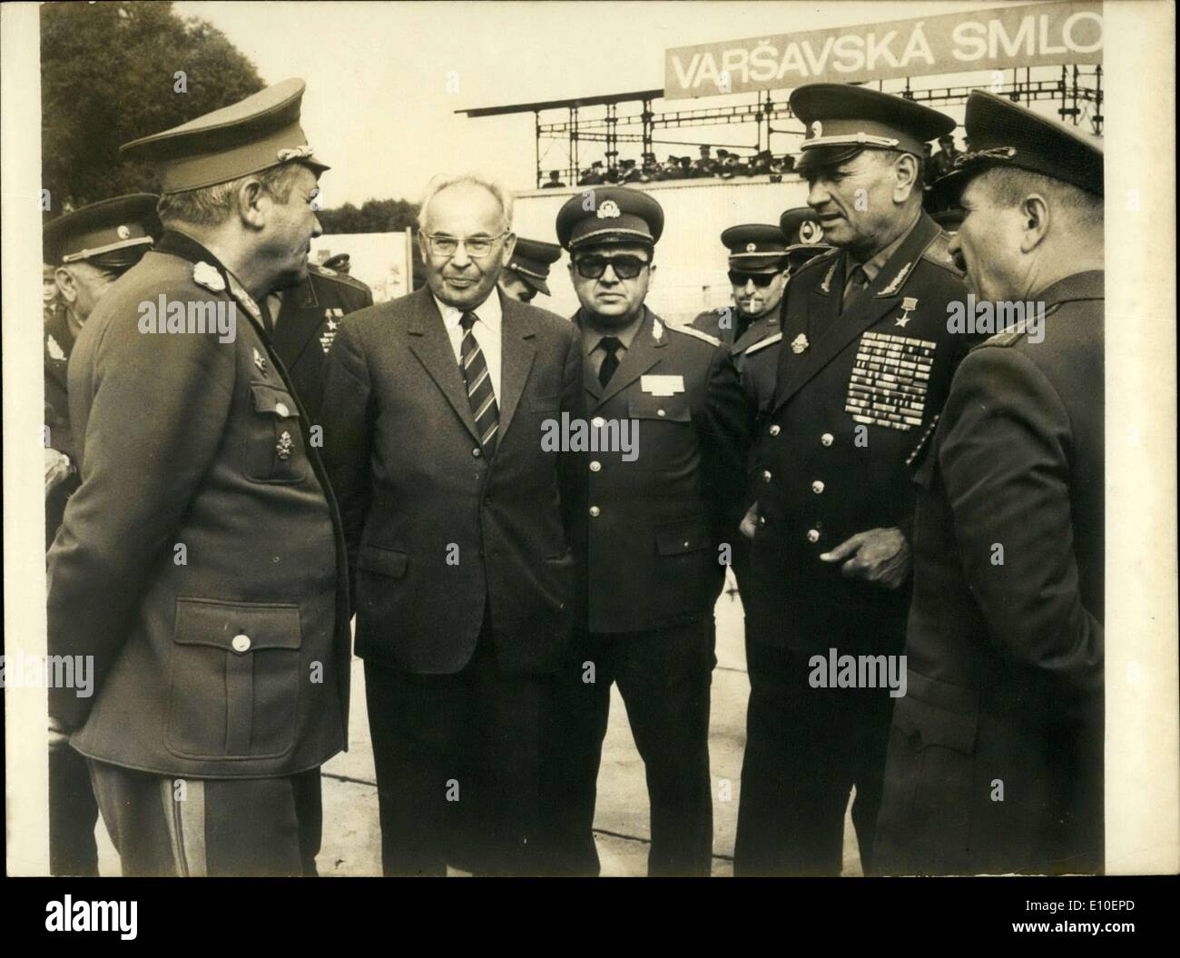 22. August 1972 - wurden von der Wehrmacht in die Tschechoslowakei anhand des Warschauer Paktes '' Bouclier 72'' Operationen abgeschlossen. Im Bild von links nach rechts: Deutschlands Verteidigungsminister, General Hoffmann; Generalsekretär der Tschechoslowakei, Gustav Husak; Ungarns Minister der Verteidigung, L. Czinege; UdSSR-Minister der Verteidigung, Marschall Andrei A. Gretschko; und Bulgariens Verteidigungsminister, General D. Dzhurov. Stockfoto