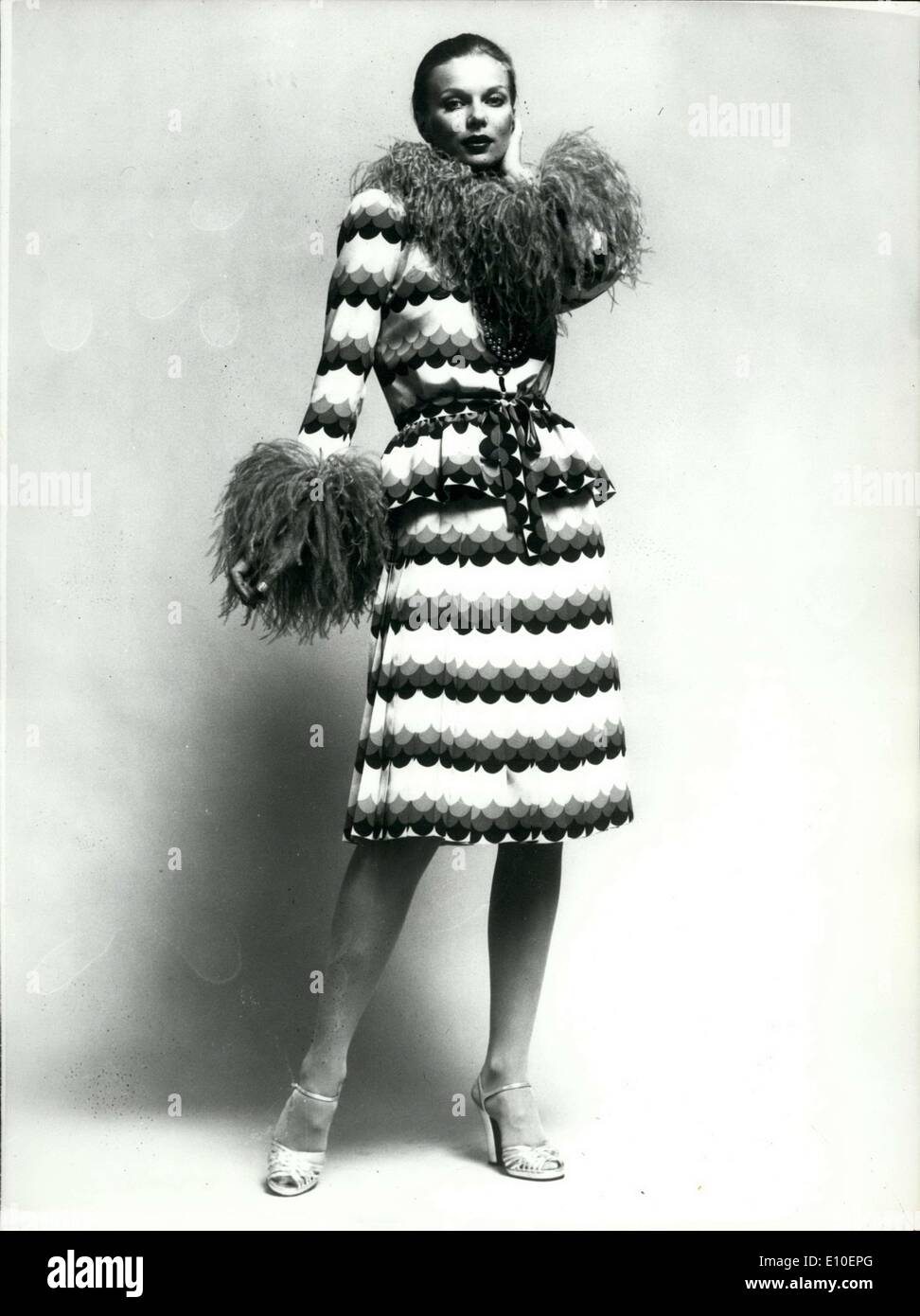 22. August 1972 - Yves Saint Laurent Pe Kleid mit Ostrich Feather Manschetten & Kragen ESS Stockfoto