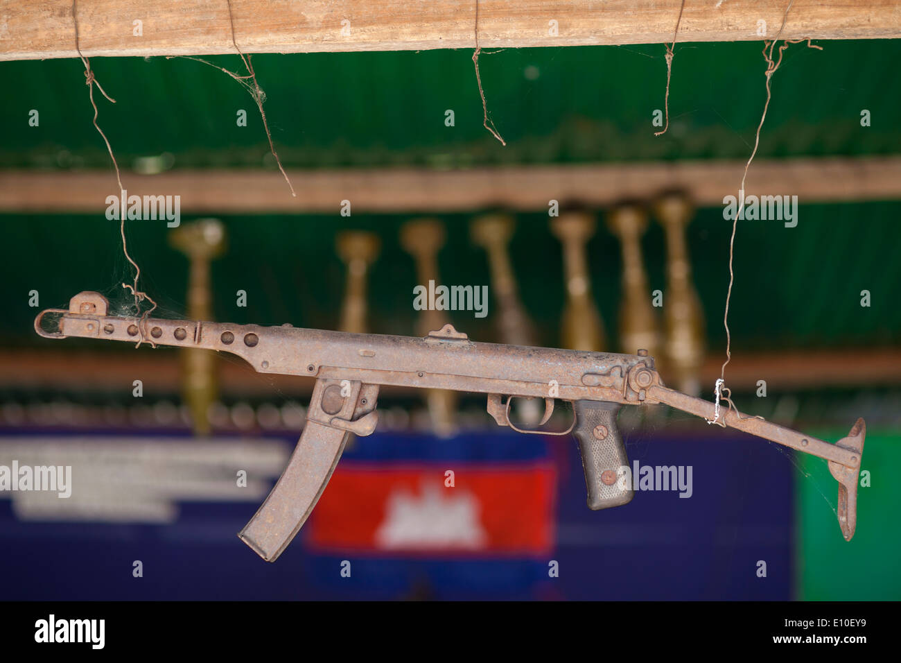 Alte Maschine Gewehr und Khmer-flag - Siem Reap, Kambodscha Stockfoto
