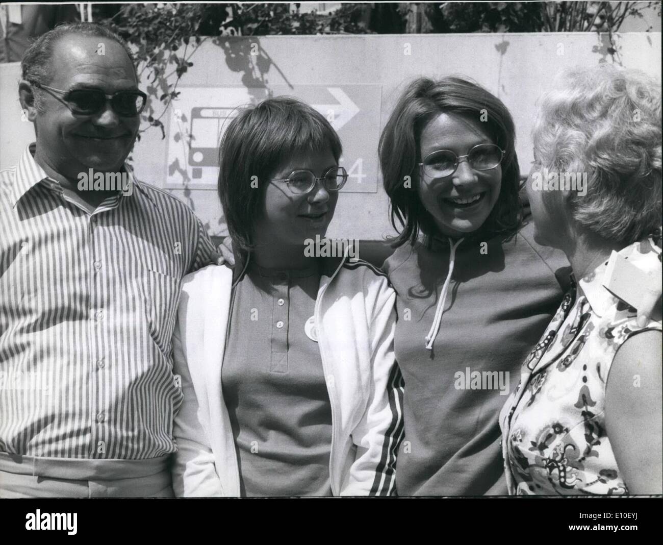 Sept. 09, 1972 - Besuch für Heide Rosendahl: Heide Rosendahl, der erfolgreichsten deutschen Sportler bei den Spielen wurde von ihrer Familie in München besucht. Nach dem Sieg in Ling war Sprung bekannt, dass die Rosendahls nach München reiste ihre Tochter zu ihrem großen Erfolg zu gratulieren. In der Zwischenzeit Heide Rosendahl eine weitere Medaille bekommen konnte: gestern im Fünfkampf der Frauen gewann sie die Silvermedal nach einer Anstrengung Wettbewerb. OP.: Heide Rosendahl (Sek. von rechts) mit ihren Eltern und ihrer kleinen Schwester. Stockfoto