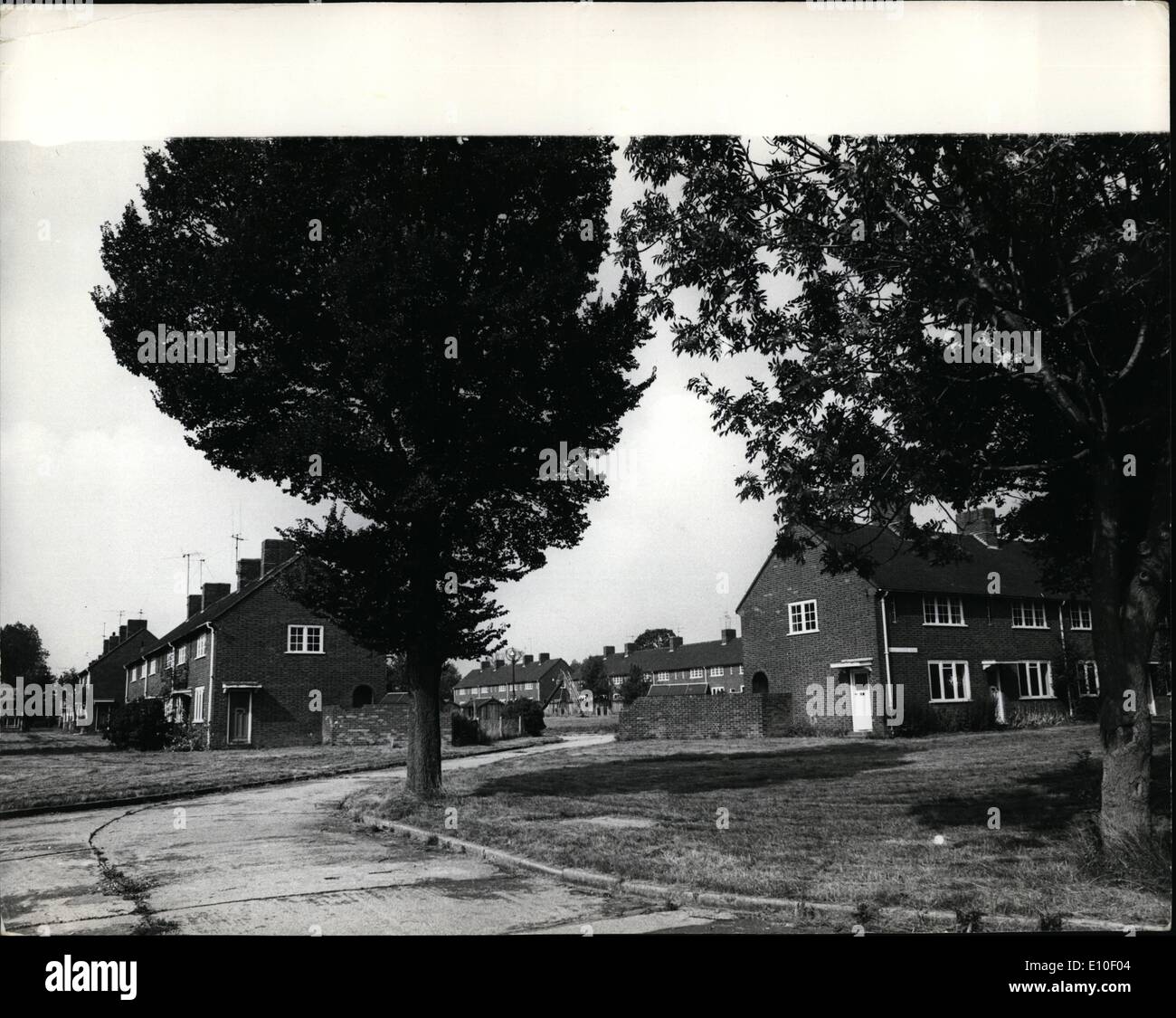 Sept. 09, 1972 - A ehemaligen R.A.F Bomber Station in Suffolk wie möglich vorübergehend nach Hause für Uganda Asiaten. übernommen werden: ein ehemaligen R.A.F-Bomber Stationen am Stradishall, in der Nähe von Clare, Suffolk, die seit 1970 geschlossen wurde, soll als temporäre Unterkunft für Uganda Asiaten vorbereitet werden, die beginnen, in diesem Land in Kürze eintreffen. Foto zeigt einen malerischen Blick auf einige der leeren Häuser an der ehemaligen R.A.F Stradishall heute. Stockfoto Sept. 09, 1972 - A ehemaligen R.A.F Bomber Station in Suffolk wie möglich vorübergehend nach Hause für Uganda Asiaten. übernommen werden: ein ehemaligen R.A.F-Bomber Stationen am Stradishall, in der Nähe von Clare, Suffolk, die seit 1970 geschlossen wurde, soll als temporäre Unterkunft für Uganda Asiaten vorbereitet werden, die beginnen, in diesem Land in Kürze eintreffen. Foto zeigt einen malerischen Blick auf einige der leeren Häuser an der ehemaligen R.A.F Stradishall heute. Stockfoto