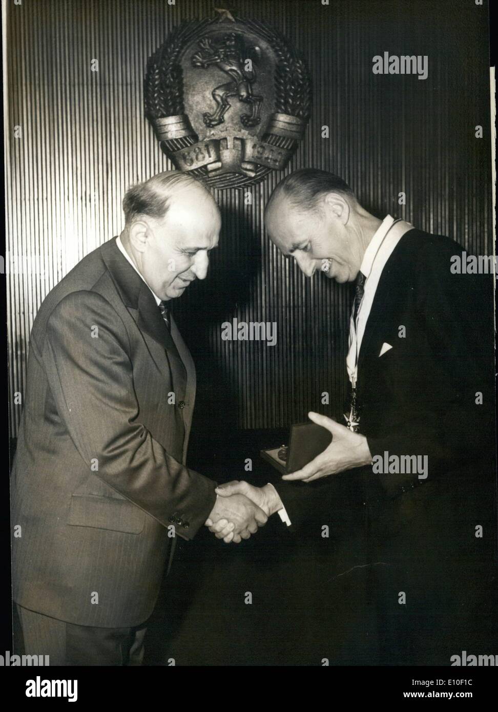 Sept. 09, 1972 - der Vorsitzende des Staatsrates von Bulgarien Todor Schiwkow/L/Besuch hier Generaldirektor der UNESCO René Maheu und Derorated empfing ihn mit dem Orden "Stara Planina"-ersten Grades. René Maheu Todor Zhivkov mit der Goldmedaille der UNESCO ausgezeichnet. Stockfoto