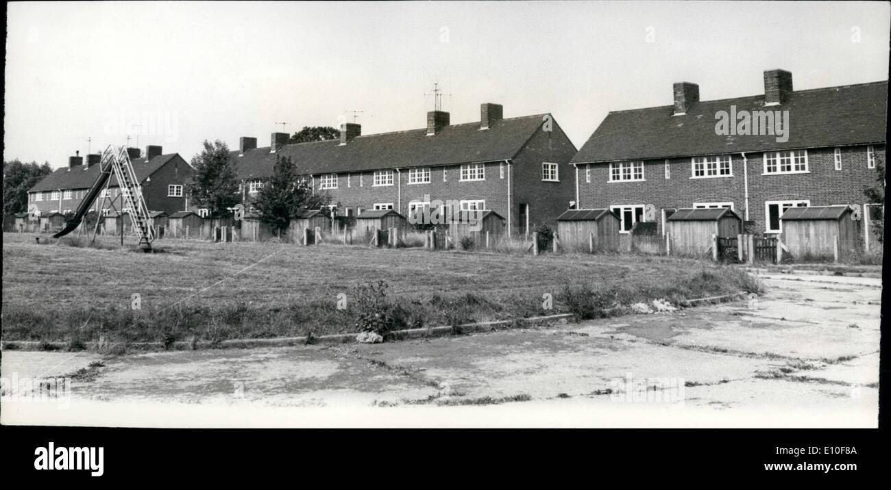 Sept. 09, 1972 - einem ehemaligen R.A.F Bomber-Station in Suffolk wie möglich vorübergehend nach Hause für Uganda Asiaten. übernommen werden: ein ehemaliger R.A.F Bomber station am Stradishall, in der Nähe von Clare, Suffolk, die seit 1970 geschlossen wurde, soll als temporäre Unterkunft für Uganda Asiaten vorbereitet werden, die beginnen, in dem Land in Kürze eintreffen. Foto zeigt einen Überblick über einige der leeren Häuser auf dem ehemaligen. R.A.F-Station am Stradishall heute. Stockfoto Sept. 09, 1972 - einem ehemaligen R.A.F Bomber-Station in Suffolk wie möglich vorübergehend nach Hause für Uganda Asiaten. übernommen werden: ein ehemaliger R.A.F Bomber station am Stradishall, in der Nähe von Clare, Suffolk, die seit 1970 geschlossen wurde, soll als temporäre Unterkunft für Uganda Asiaten vorbereitet werden, die beginnen, in dem Land in Kürze eintreffen. Foto zeigt einen Überblick über einige der leeren Häuser auf dem ehemaligen. R.A.F-Station am Stradishall heute. Stockfoto