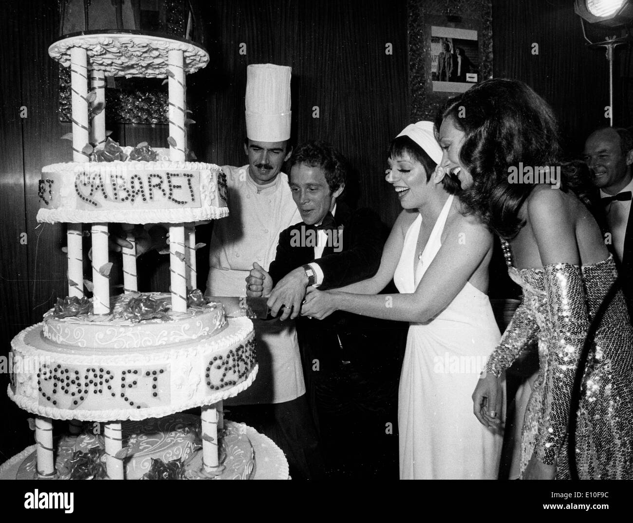 Sängerin Liza Minnelli schneidet Kuchen bei Kabarett-premiere Stockfoto