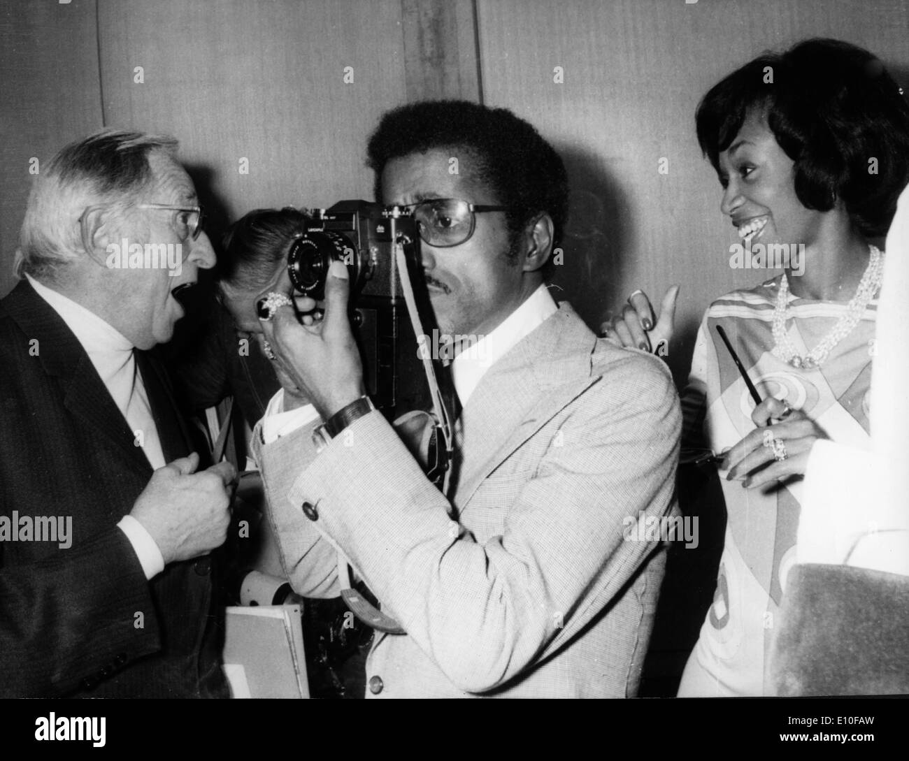 Sänger Sammy Davis Jr. nimmt Bilder Stockfoto