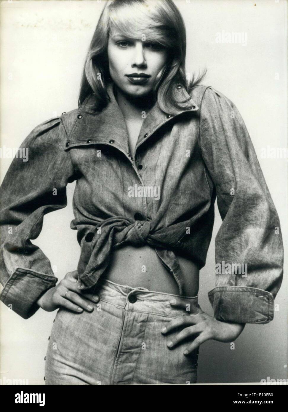 Sept. 22, 1972 - Modell tragen bequeme Passform, verknotet Jean Bluse Stockfoto