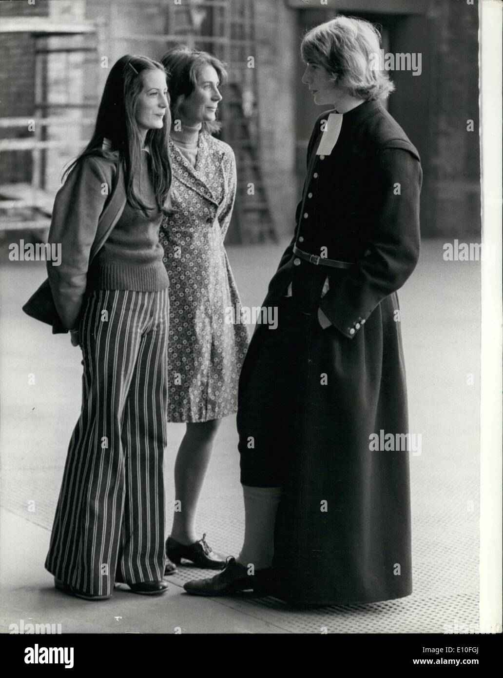 Sept. 09, 1972 - moderne Miss und alte altmodische Schuljunge. 17-jährige Matthew Seaborn von Wimbledon, ein Gelehrter Bluecoat gekleidet Stockfoto
