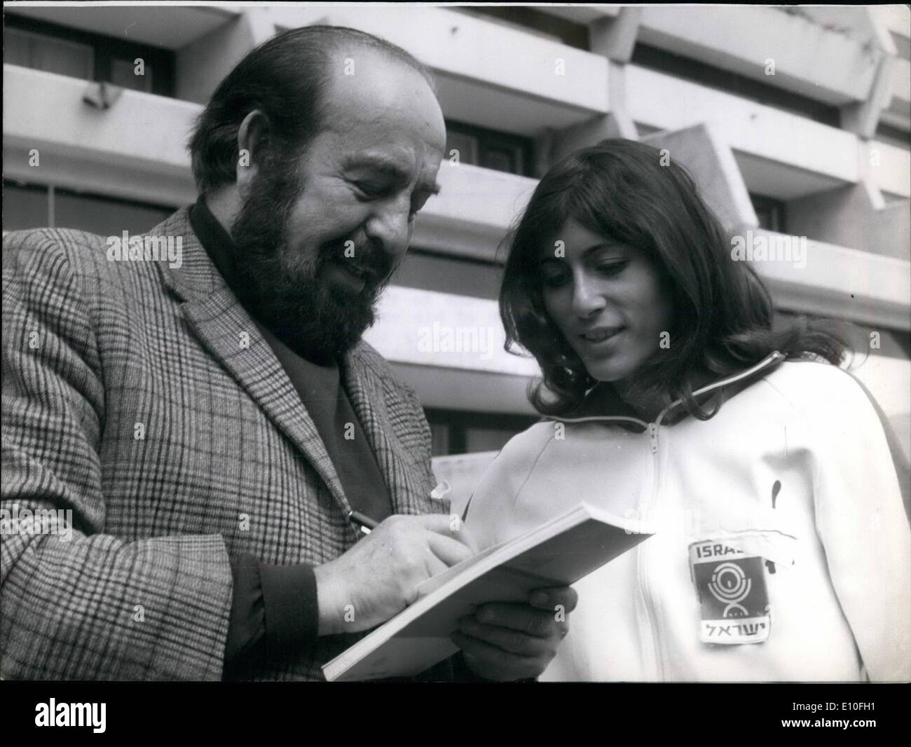 Sept. 09, 1972 - Shmuel Rodensky auf Besuch im Olympischen Dorf Shmuel Rodensky, lebt im Moment in München geben einige Auftritte als '' Milchmann Tvje'' in der musikalischen '' Fidler auf dem Dach"(deutscher Titel; "Anatevka"), kam nach des Olympiastadions, der Sportler seine eigene Heimat, das Foto Shmuel Rodensky zusammen mit dem israelischen feuerst-Läufer Ester Shachmorov (Ester Shachmorov zeigt) zu besuchen. Sie hofft auf eine Chance für Ihr kommen ins Finale des 100m-hurdle0race am 4. September Stockfoto