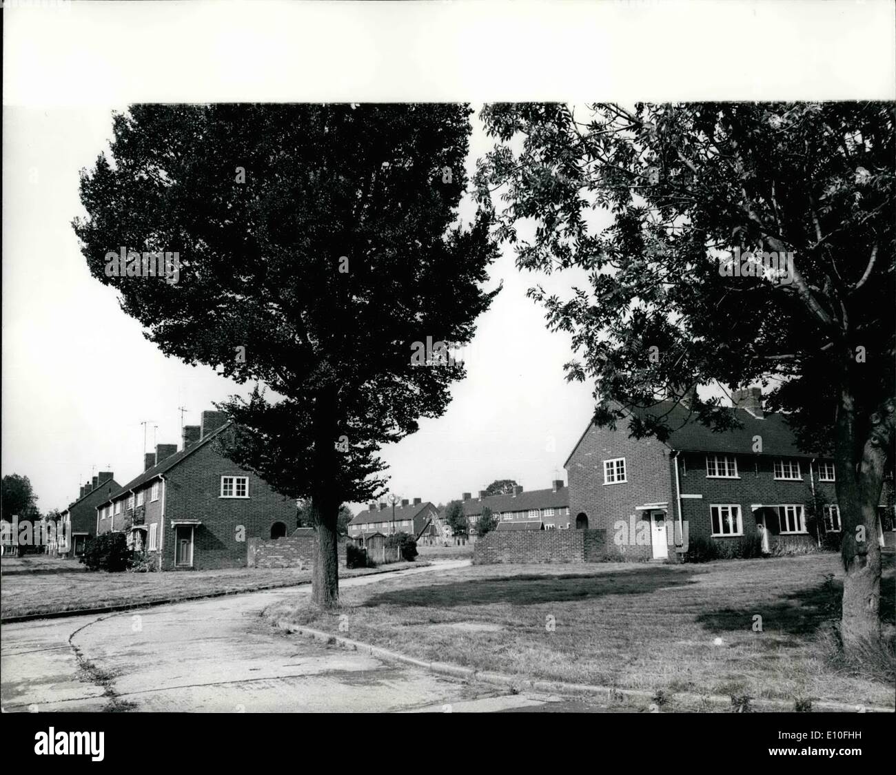 Sept. 09, 1972 - A ehemaligen R.A.F BOMBER STATION IN SUFFOLK, werden genommen über AS möglich vorübergehend nach Hause für UGANDA ASIATEN: Eine ehemalige R.A.F Bomber-Station Stradishall, in der Nähe von Clare, Suffolk, die seit 1970 geschlossen wurde, soll als temporäre Unterkunft für Uganda Asiaten vorbereitet werden, die beginnen, in diesem Land in Kürze eintreffen. Foto zeigt einen malerischen Blick auf einige der leeren Häuser an der ehemaligen R.A.F Stradishall heute. Stockfoto Sept. 09, 1972 - A ehemaligen R.A.F BOMBER STATION IN SUFFOLK, werden genommen über AS möglich vorübergehend nach Hause für UGANDA ASIATEN: Eine ehemalige R.A.F Bomber-Station Stradishall, in der Nähe von Clare, Suffolk, die seit 1970 geschlossen wurde, soll als temporäre Unterkunft für Uganda Asiaten vorbereitet werden, die beginnen, in diesem Land in Kürze eintreffen. Foto zeigt einen malerischen Blick auf einige der leeren Häuser an der ehemaligen R.A.F Stradishall heute. Stockfoto
