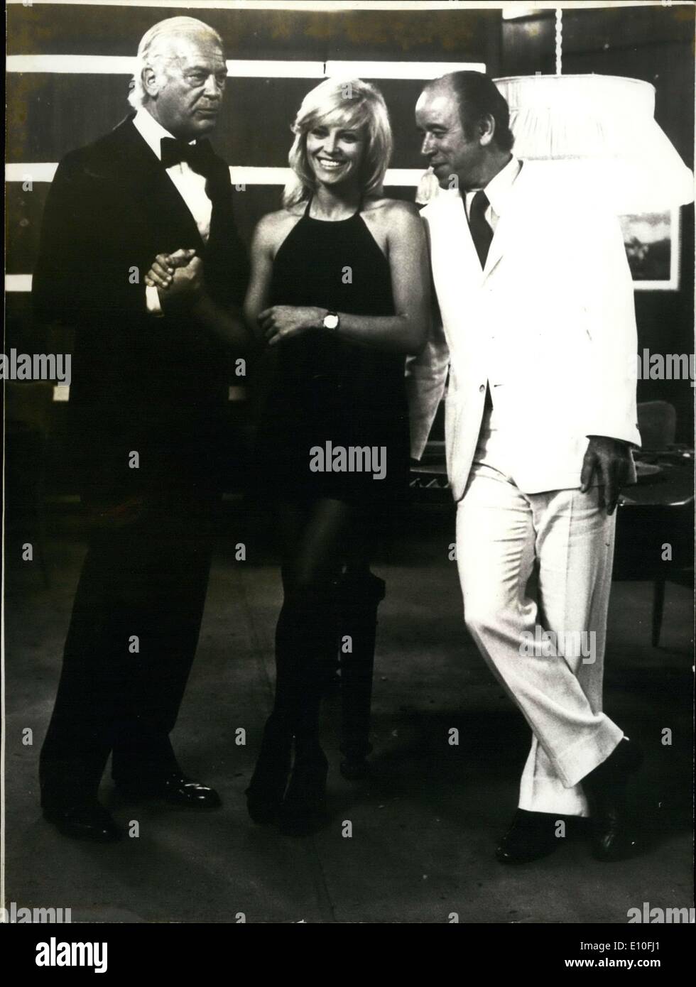 27. Dezember 1972 - hier ist Nathalie Delon mit Curd Jürgens (links) und Andre Pousse am Set von "Beruf: Abenteurer. Stockfoto