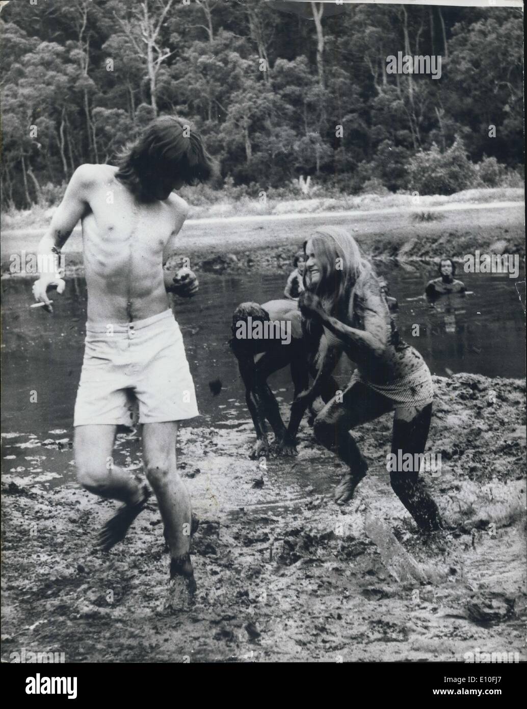Dez. 00, 1973 - Australien, Schlamm Bathina '' (Illegible)'' San-Haut rund um seine Ration Schlamm! Stockfoto