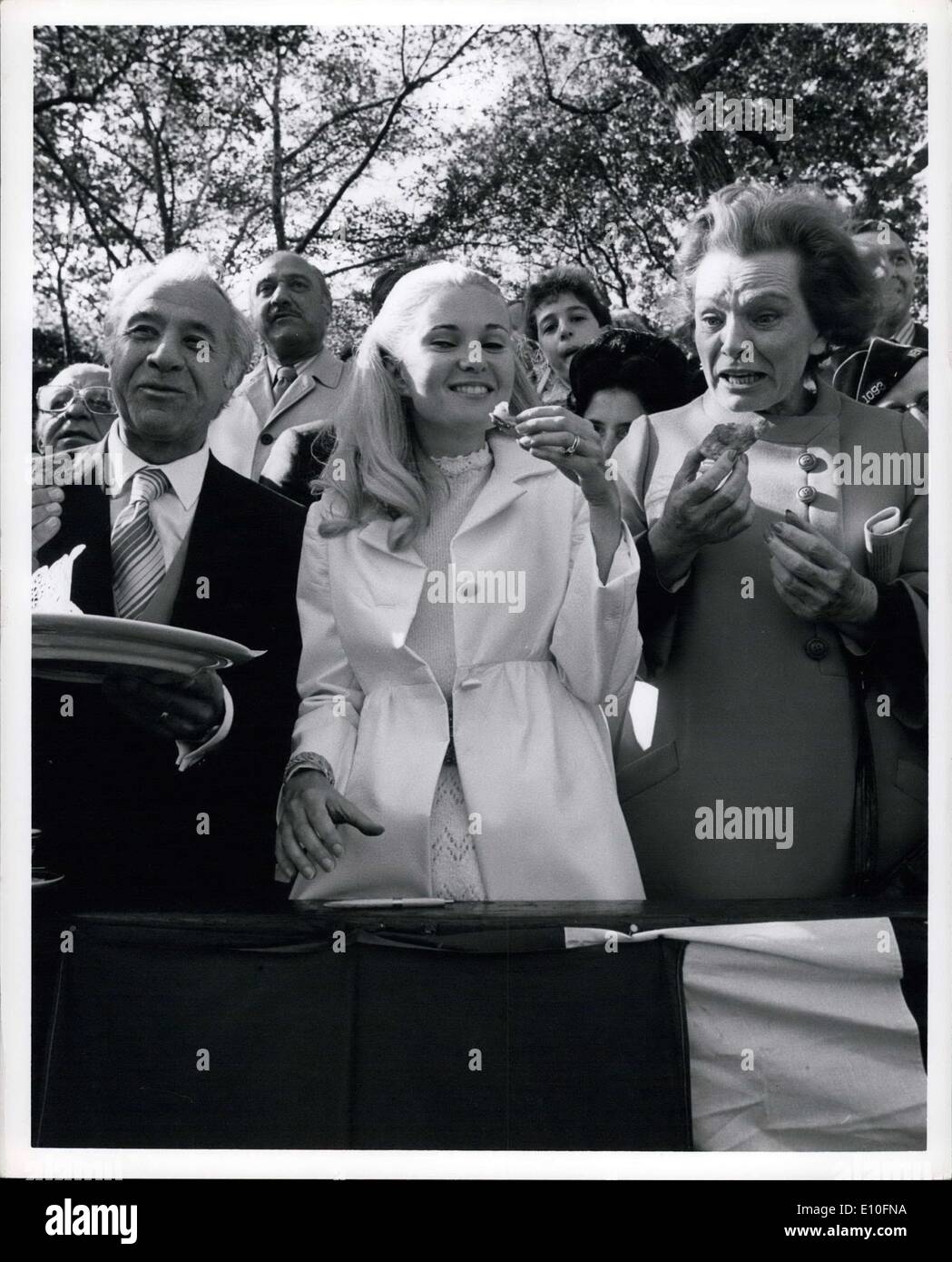 9. Oktober 1972 - Patricia Nixon Cox Essen Pizza auf der Tribüne am fünften Ave & 63str beobachten die Columbus Day Parade. Stockfoto