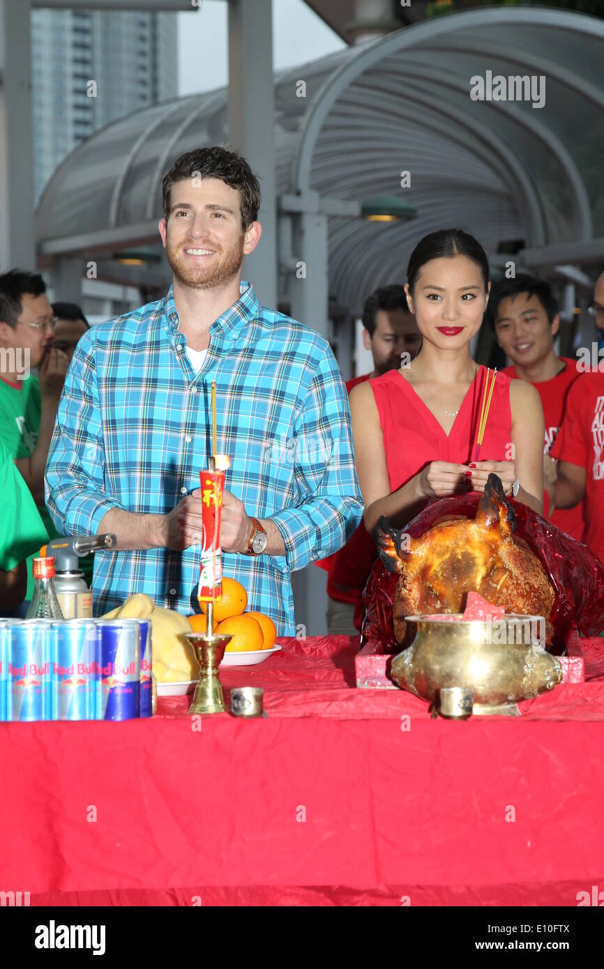 Schauspielerin Jamie Chung besucht beten Zeremonie der Film es schon morgen in Hongkong mit ihrem Freund Bryan Greenberg in Hong Kong, China am ist Montag Mai 19,2014. Stockfoto