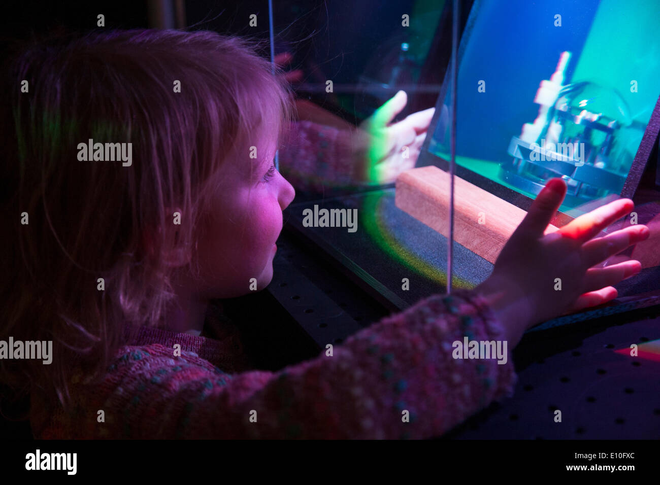 Besucher, die im Alter von 4 Jahren fotografiert und bewundern Sie eine Anzeige von Hologrammen beim Tag der offenen Tür (was etwa alle zwei Jahre) Schule Reise / Besuch am National Physical Laboratory (NPL), Teddington. London. VEREINIGTES KÖNIGREICH. Stockfoto