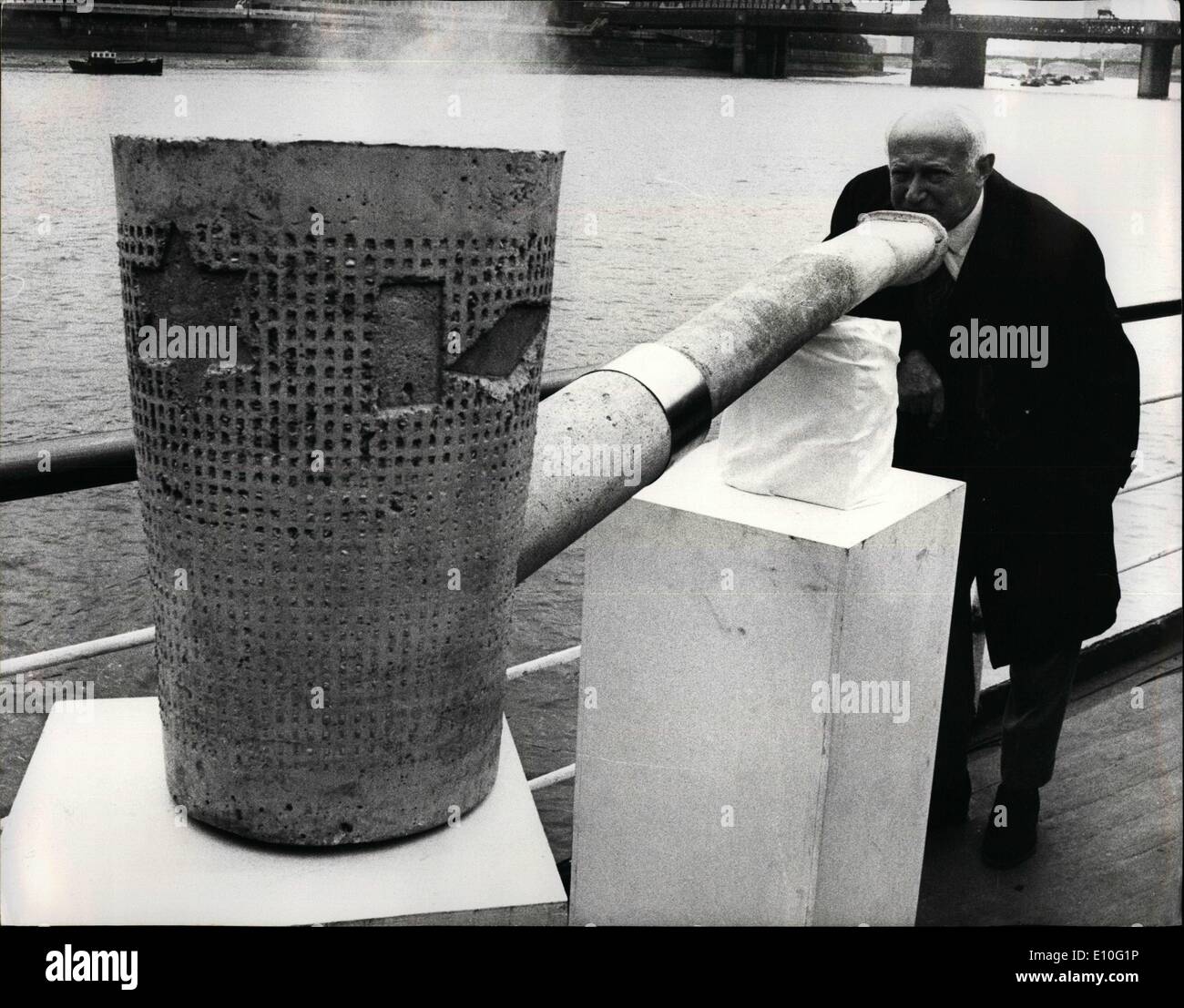 10. Oktober 1972 - die größte Pfeife der Welt: Herr Shinwell, der amtierende Rohr-Mann des Jahres, dauert der erste Zug - was Stockfoto
